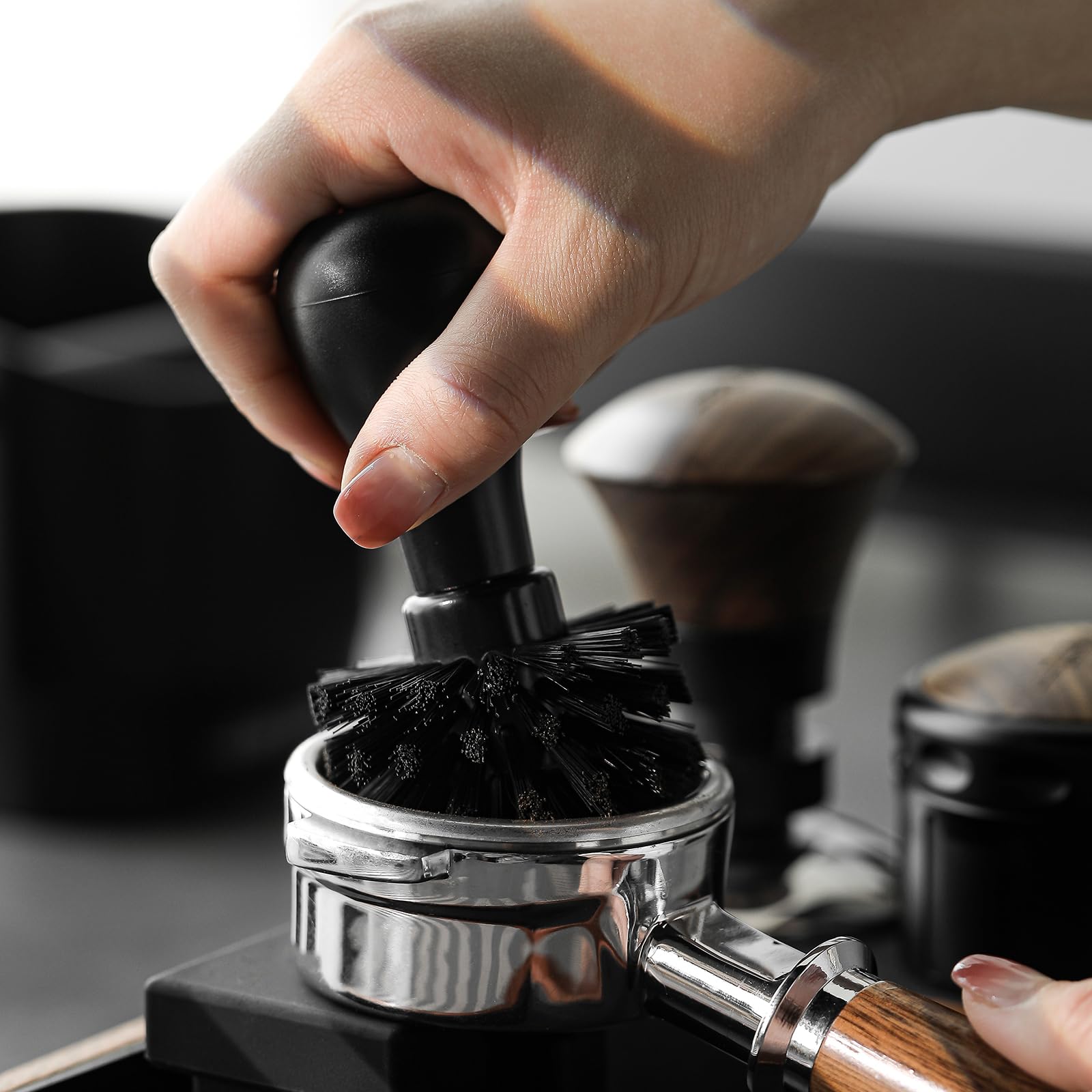 MHW-3BOMBER ABS szczotka do czyszczenia kosza sitowego, kosz sitowy 58mm, profesjonalne narzędzia barista do czyszczenia maszyn do espresso, efektywna czarna szczotka do kosza sitowego, model: B5536