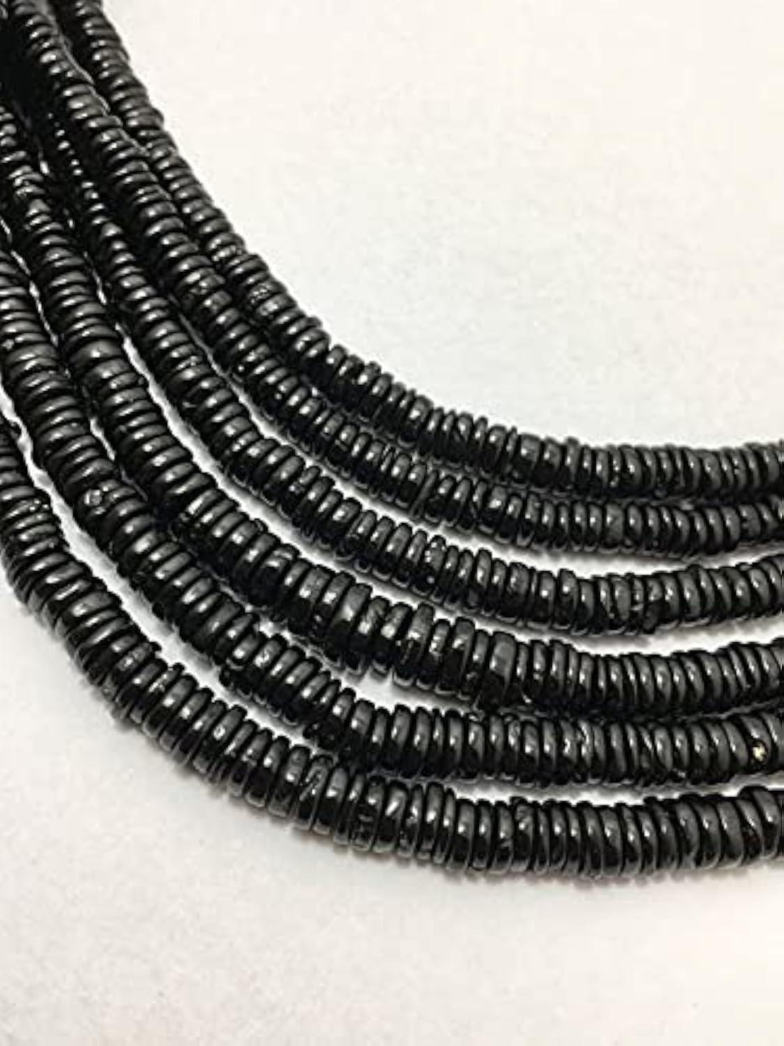 Perles de spinelle noire heishi pour remplacer les matières synthétiques par de vraies gemmes