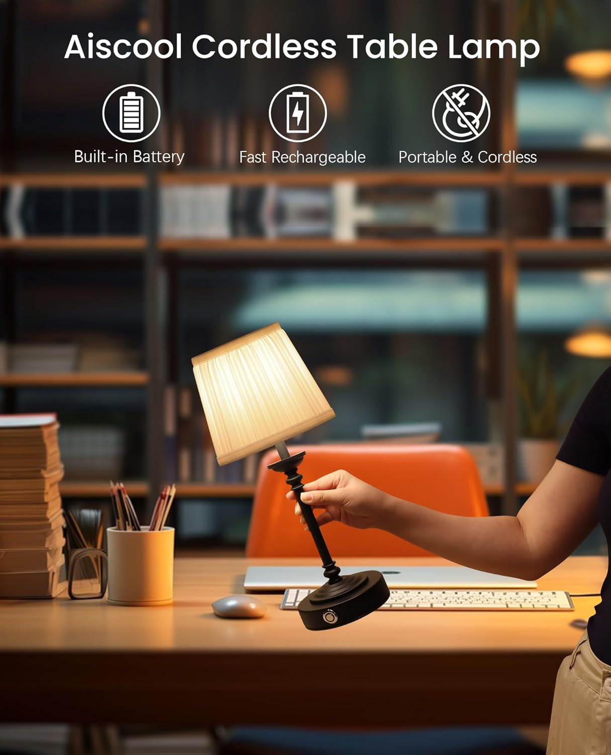 Person holding the Aiscool Cordless LED Table Lamp, což prokazuje jeho přenositelnost.