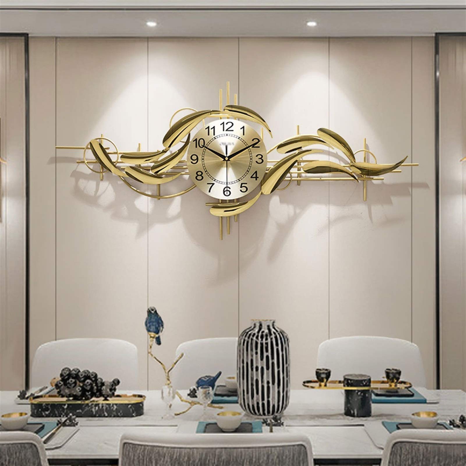 Horloge murale en fer forgé pour habiller un grand mur vide sans aucun bruit