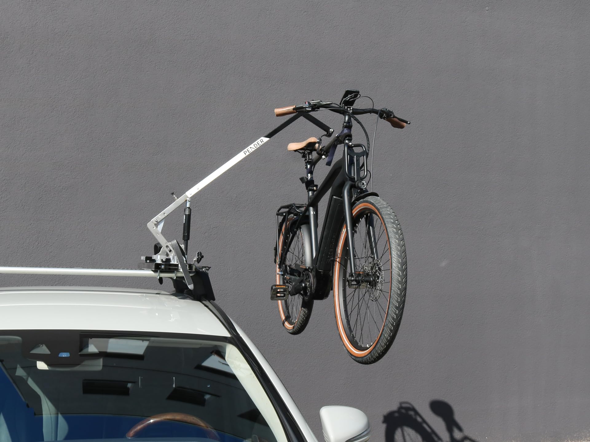 PENDER ebikelifter - müheloses Heben von Ebikes auf Autodächer