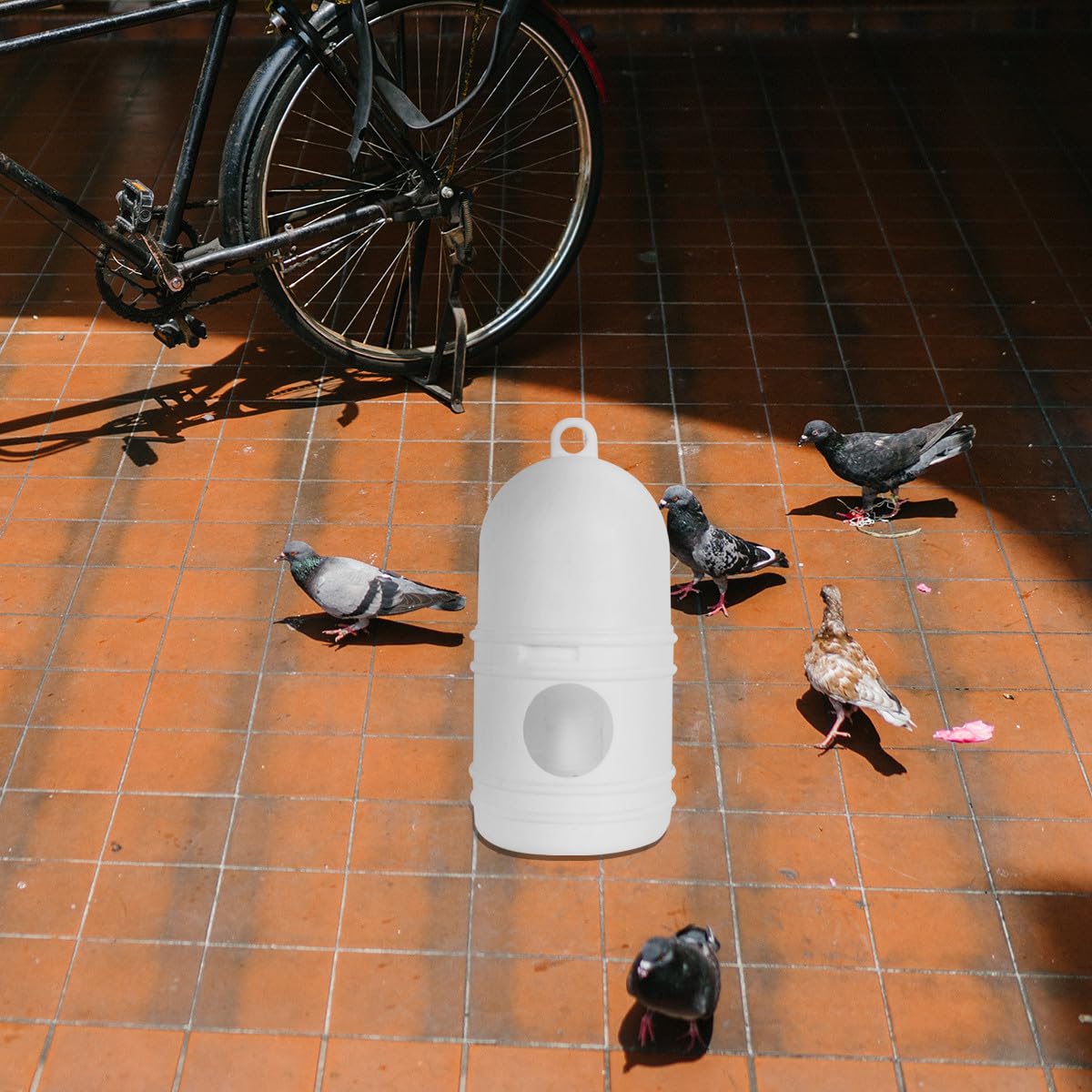 Abreuvoir pour Pigeons 1 L en Plastique Blanc Mangeoire pour Oiseaux et Faisans Distributeur d'eau Intérieur Extérieur pour Cages à Volailles et Volaille de Basse-Cour