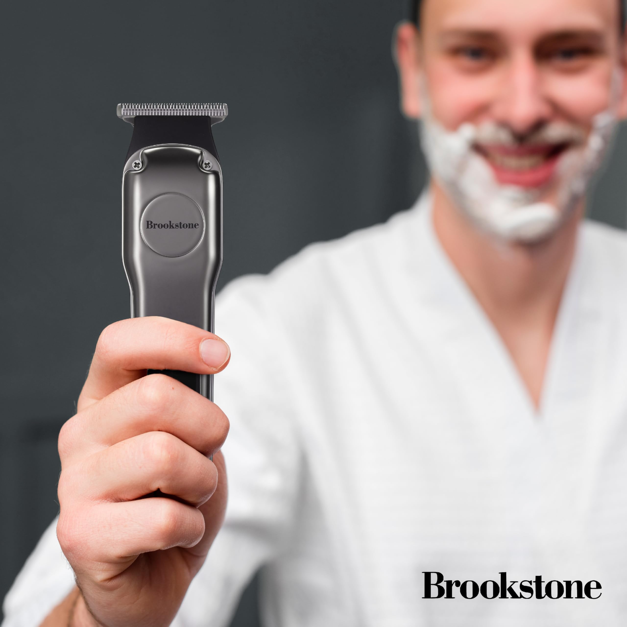 Brookstone - Cortapelos de hoja en T inalámbrica metálica, corte de precisión con batería recargable y elegante acabado metálico (negro)