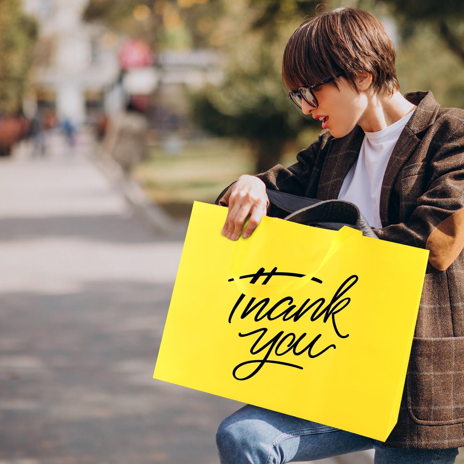 SPERPAND 30 Pcs Large Goodie Bags with Tissues - 15.7" Reusable Non Woven Treat Tote Gift Bag with Handles for Kids Birthday, Holiday Gift Bag, Baby Shower, Rainbow Party Favor Bags - Image 7