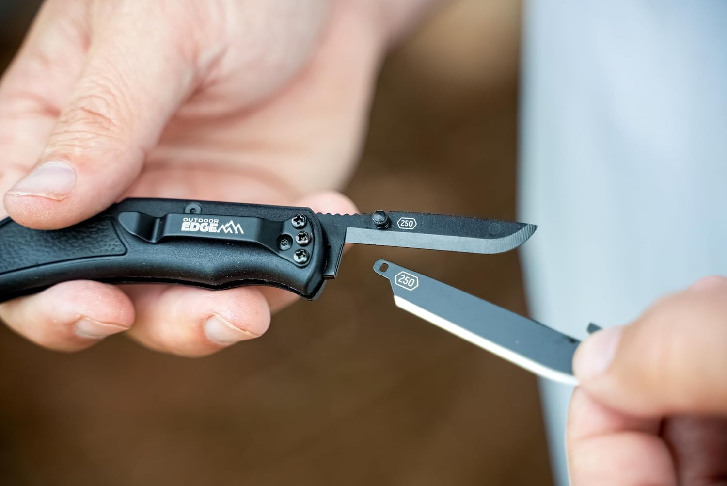 OUTDOOR EDGE Razor EDC Lite Folding Pocket Knife | Compact 6.0" Overall Length Carry Knife with 2.5" Replaceable Blades | Includes Stainless Steel Pocket Clip and Two RazorSafe Drop-Point Blades