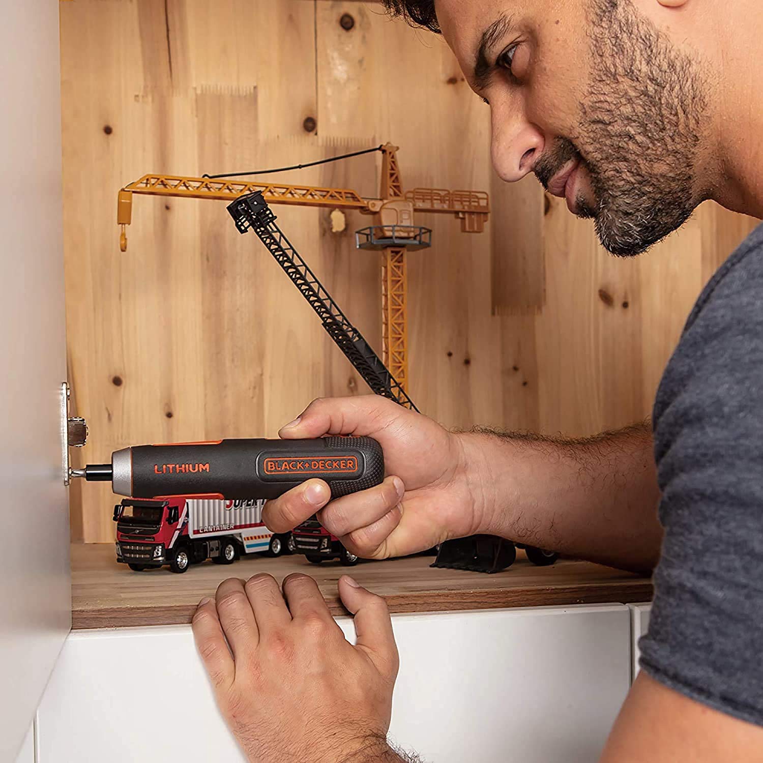 BLACK AND DECKER nowy akumulatorowy śrubokręt litowo-jonowy AI ze sprzęgłem elektrycznym i inteligentnym systemem momentu obrotowego (4 akcesoria)