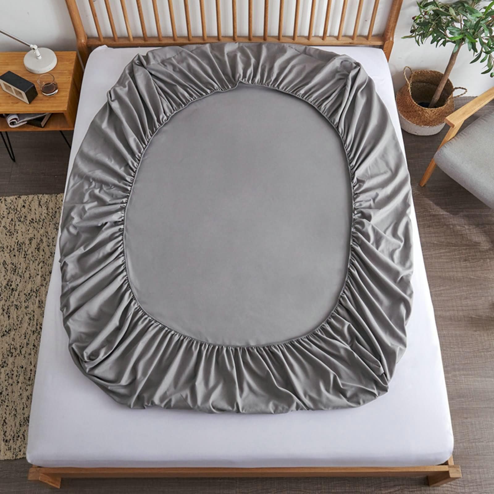 Prześcieradło jasnoszare 90 x 190 cm cienkie, z gumką, pikowane, jednokolorowe, odporne na zagniecenia, bawełna, narzuta na łóżko, ochrona materaca