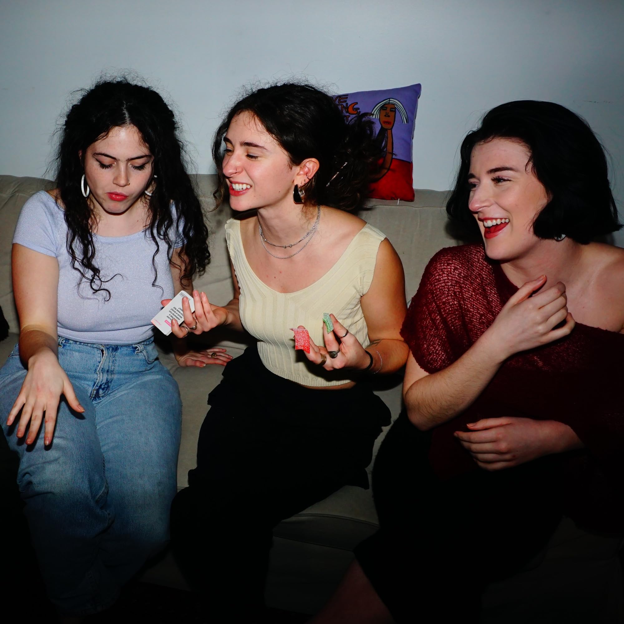 Truth or Drink: Edición de despedida de soltera | Juego de fiesta para adultos por Cut | 108 preguntas reveladoras e hilarantes para noches de niñas fuera o dentro | A partir de 21 años | 2+ jugadores