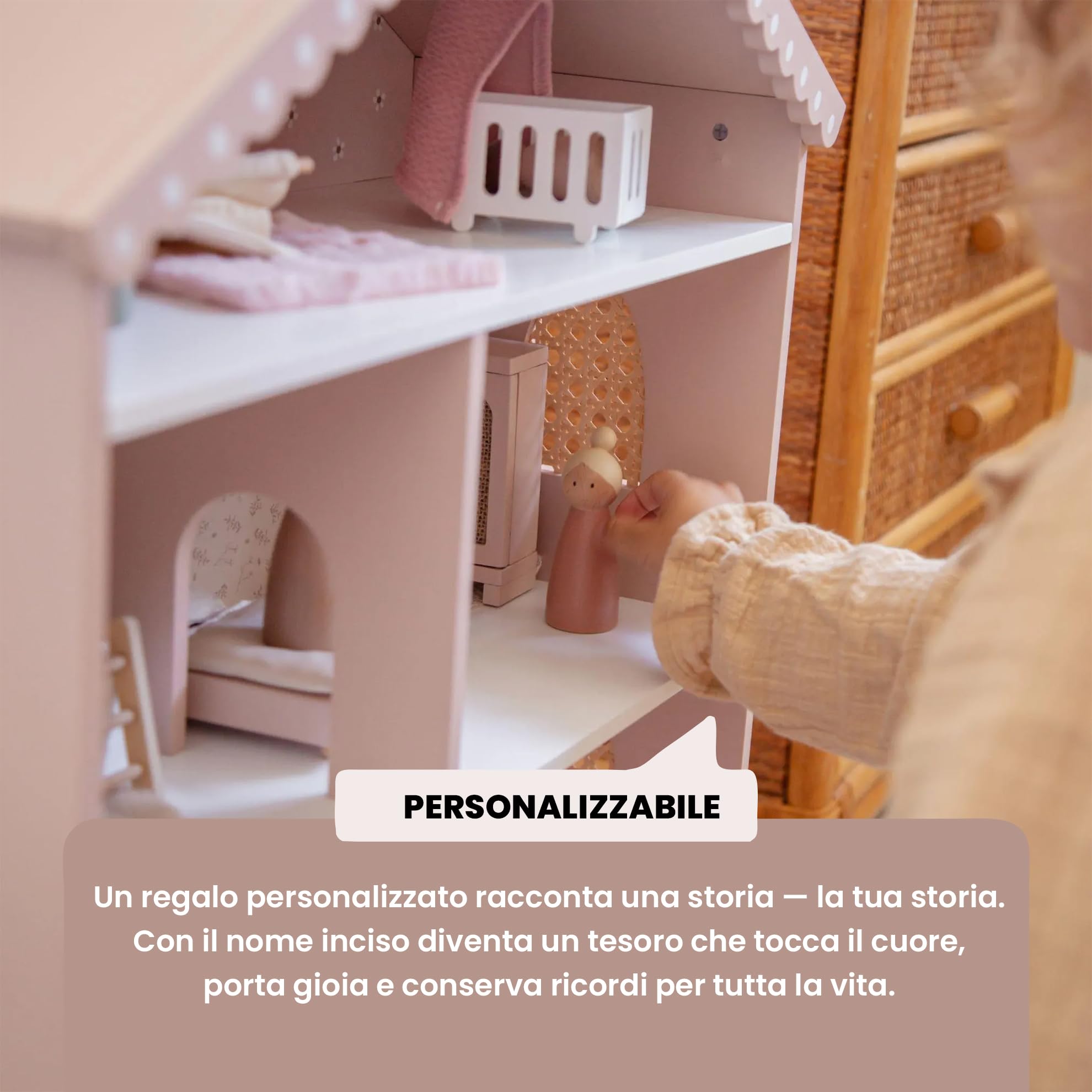 Personalizzabile Casa delle Bambole in Legno Rosa – Ispirata al metodo Montessori & Gioco di Ruolo – dai 3 Anni – Personalizzata con Nome – Label Label
