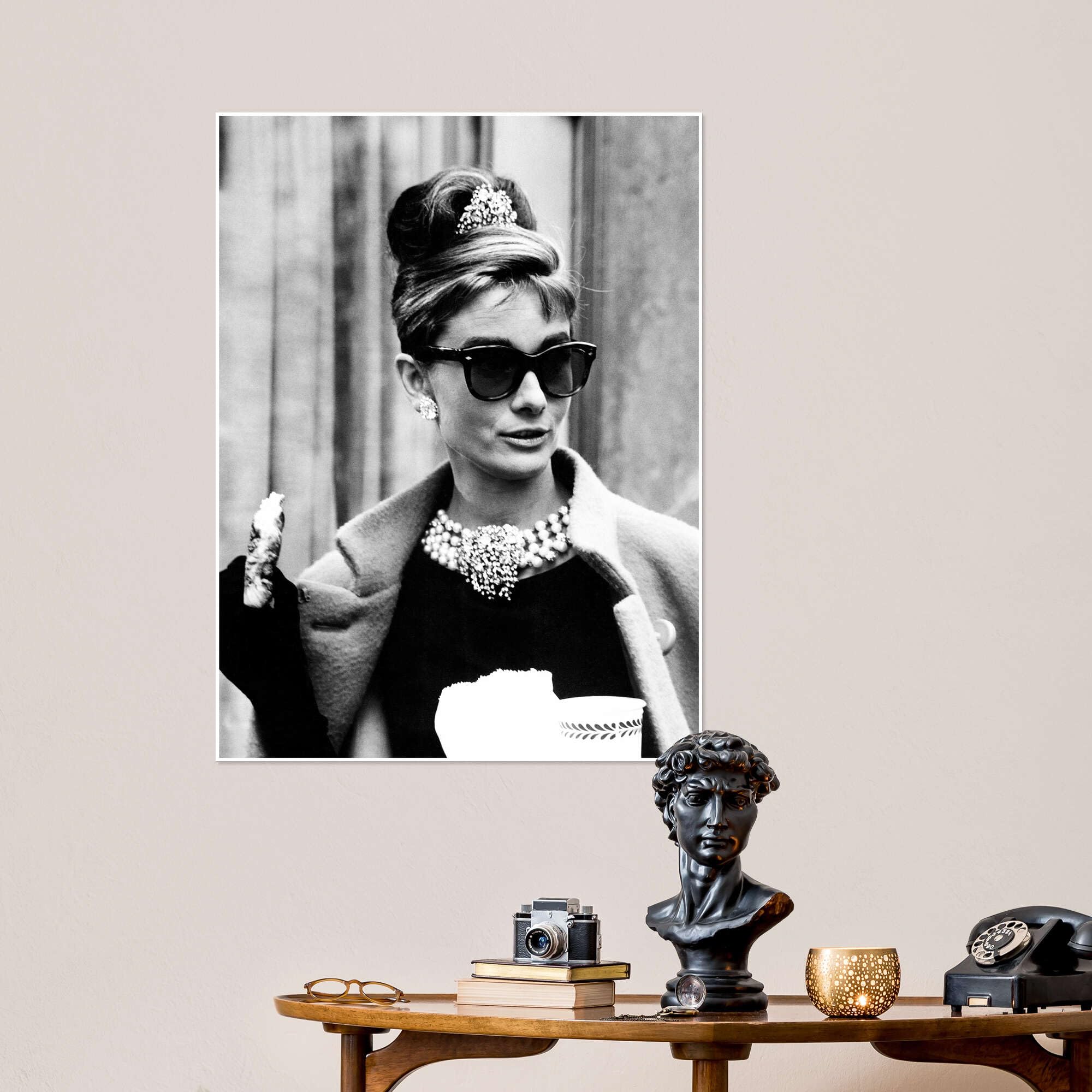 Posterlounge Colazione da Tiffany, Audrey con Occhiali da Sole Poster | 100 x 130 cm Nero e Bianco Quadri Decorazione per pareti