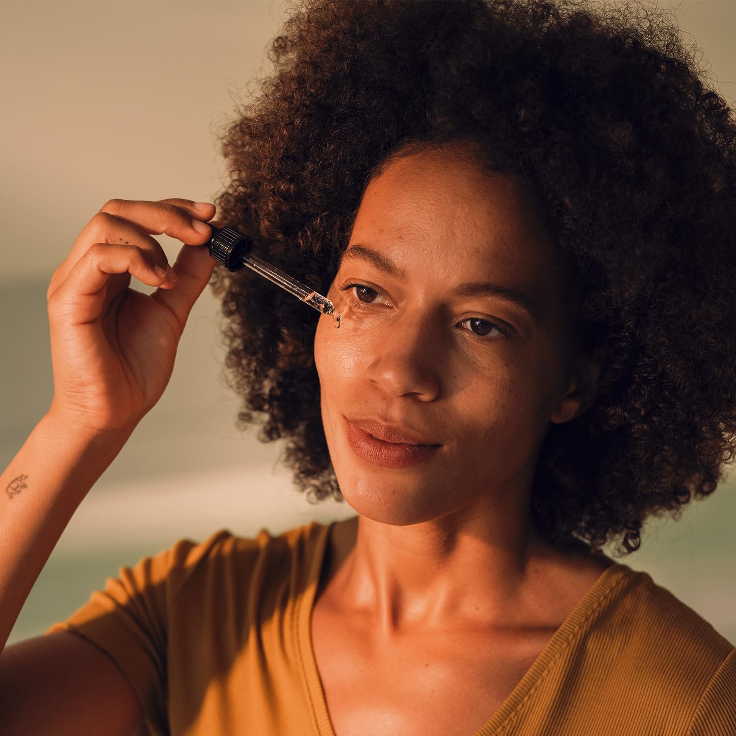 JUNGLÜCK Jojobaöl Bio Kaltgepresst - 100% Bio, Rein & Natürlich - Jojoba Oil für gesunde Haare, schöne Haut und kräftige Nägel - Naturreines Gesichtsöl und Körperöl für ein ebenmäßigeres Hautbild