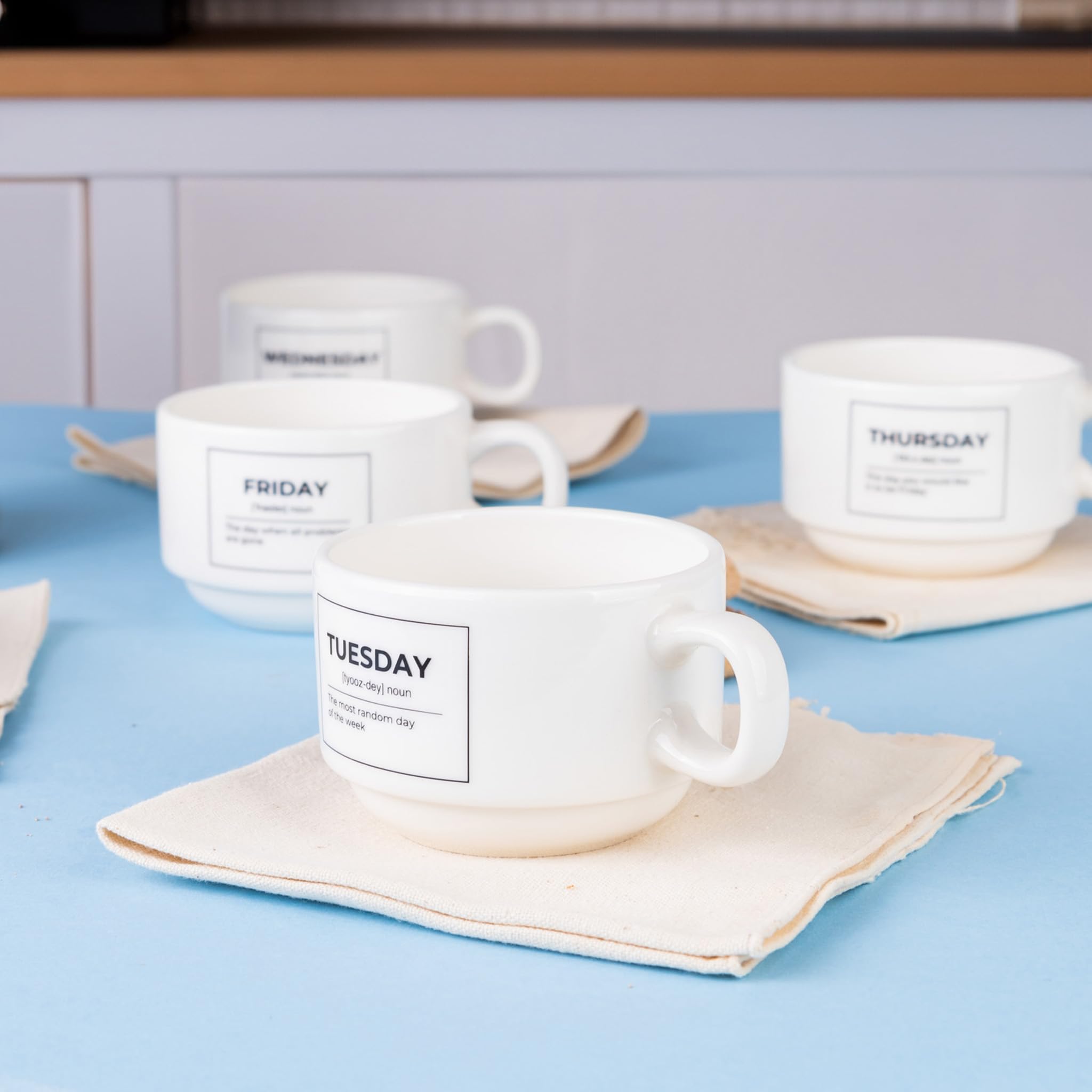 Fisura – Set mit originellen Tassen Days of the Week. Weiße Tassen mit lustigen Sprüchen. Originelle Tassen mit Botschaft als Geschenk. Set mit 5 humorvollen Keramiktassen