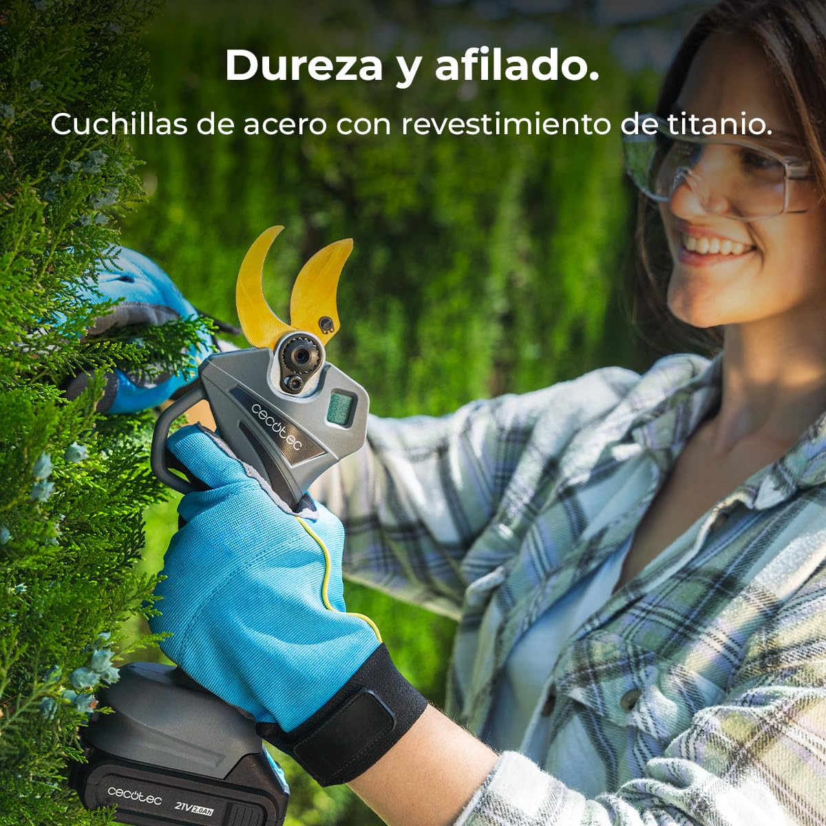 Cecotec Tijeras de Podar Eléctricas TitanCut 5000. 2 Baterías 21V, Motor sin Escobillas, Ramas hasta 40mm, Cuchillas con Revestimiento de Titanio, Control Digital, Incluye Maletín y Accesorios