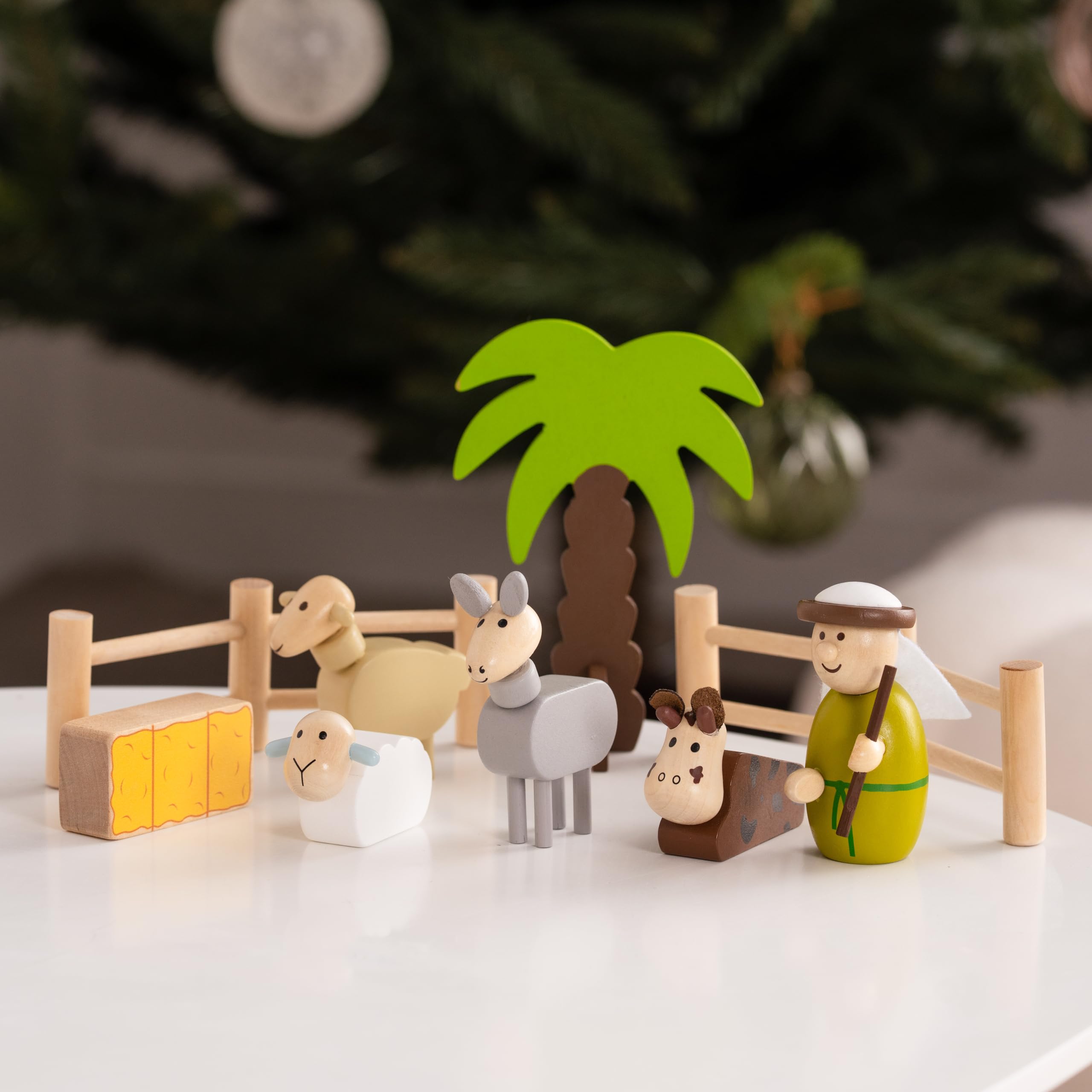 Weihnachtskrippe - Holz handbemalt - 18 Teile - mit Weihnachtsbaum – Krippenspiel für Kinder – farbenfrohe Deko & Geschenkidee - Stall mit Stern, Heilige Drei Könige, Maria & Josef, Ochs & Esel