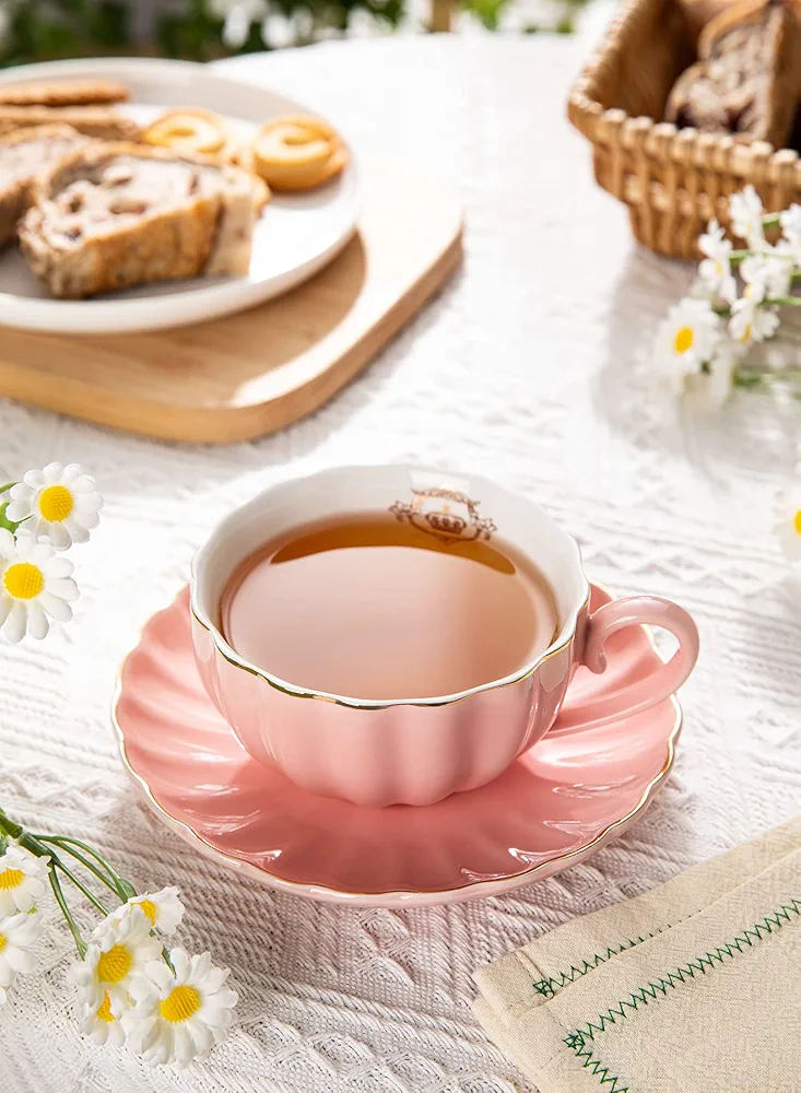 洋書 ティーカップ　'Cups & Saucers' 陶磁器 洋書 ティーカップ 'Cups & Saucers' 陶磁器