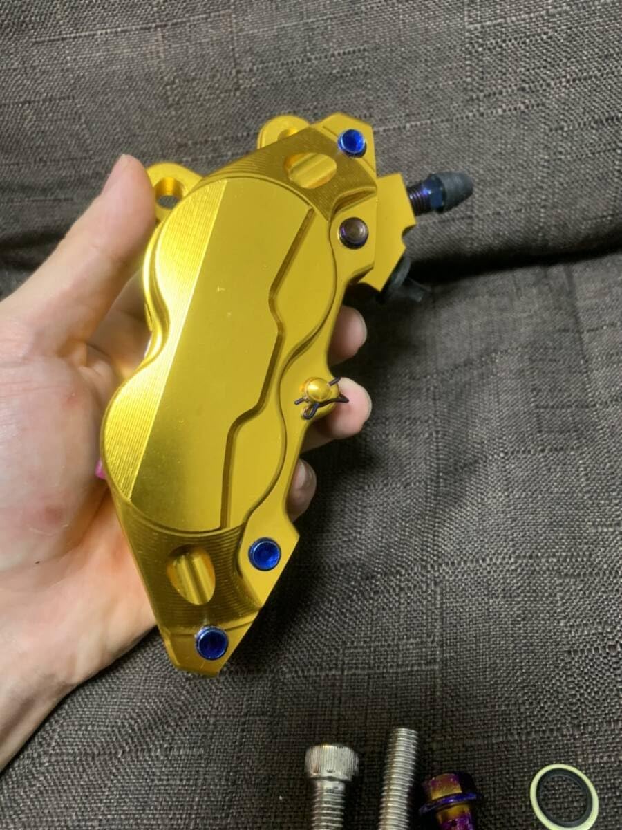 フロント左とフロント右のブレーキキャリパーは、CFMOTO CF500UU 800UU