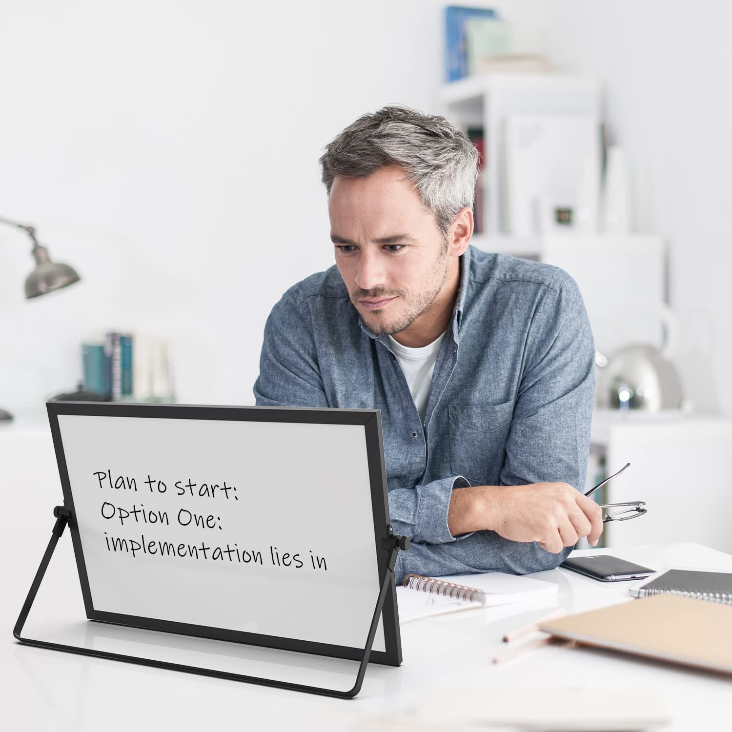 OWill Pizarra Blanca Magnética A3 (30x40cm) con Soporte Ajustable,Tablero de Escritorio de Doble Cara para Oficina,Cocina y Planificación Personal,Incluye 8 Rotuladores,Borrador e Imanes(Negro)