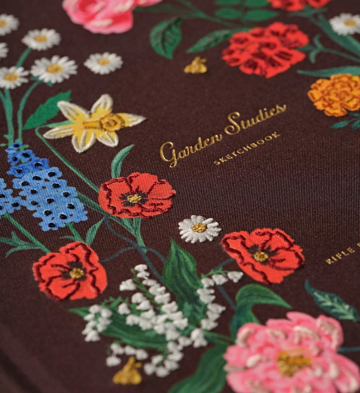 RIFLE PAPER CO. Garden Study Carnet de croquis brodé 108 pages vierges pour croquis, 26 cm de long x 21 cm de large, couverture en tissu avec broderie florale, avec ruban gros-grain marque-page