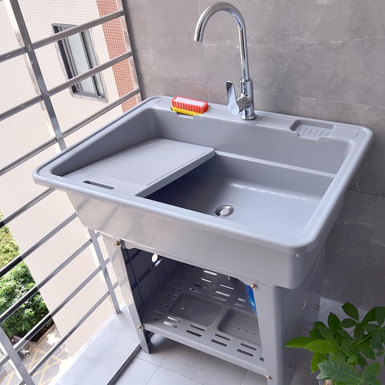 Wolnostojący przenośny plastikowy zlew użytkowy z kranem i umywalką, stacja do mycia rąk z ciepłą i zimną wodą, wytrzymała wanna na pranie do ogrodu, garażu, kampera (szara, 80 x 58 x 80 cm)
