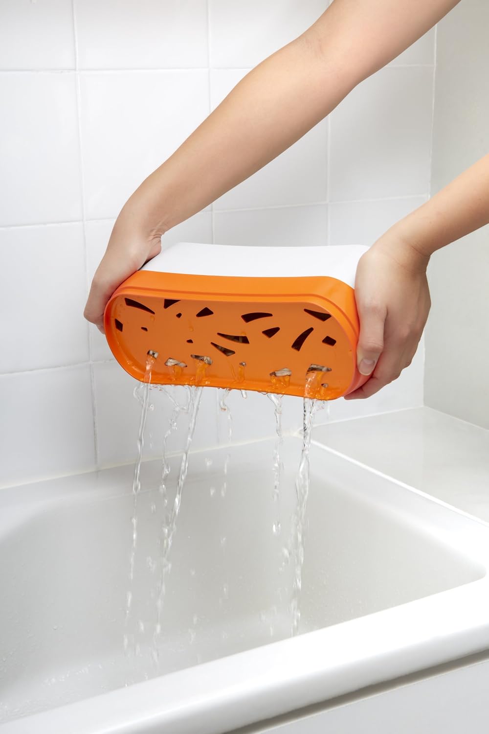 Draining water from the Lekue pasta cooker