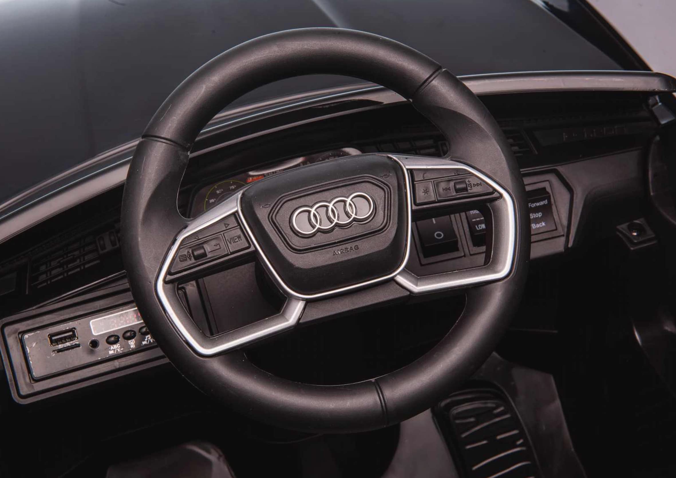 JAMARA 461821 Ride-on Audi e-tron Sportback 12 V Softanlauf, 2 marce, 2,4 GHz per funzionamento multiplayer, licenza ufficiale, auto elettrica, nero