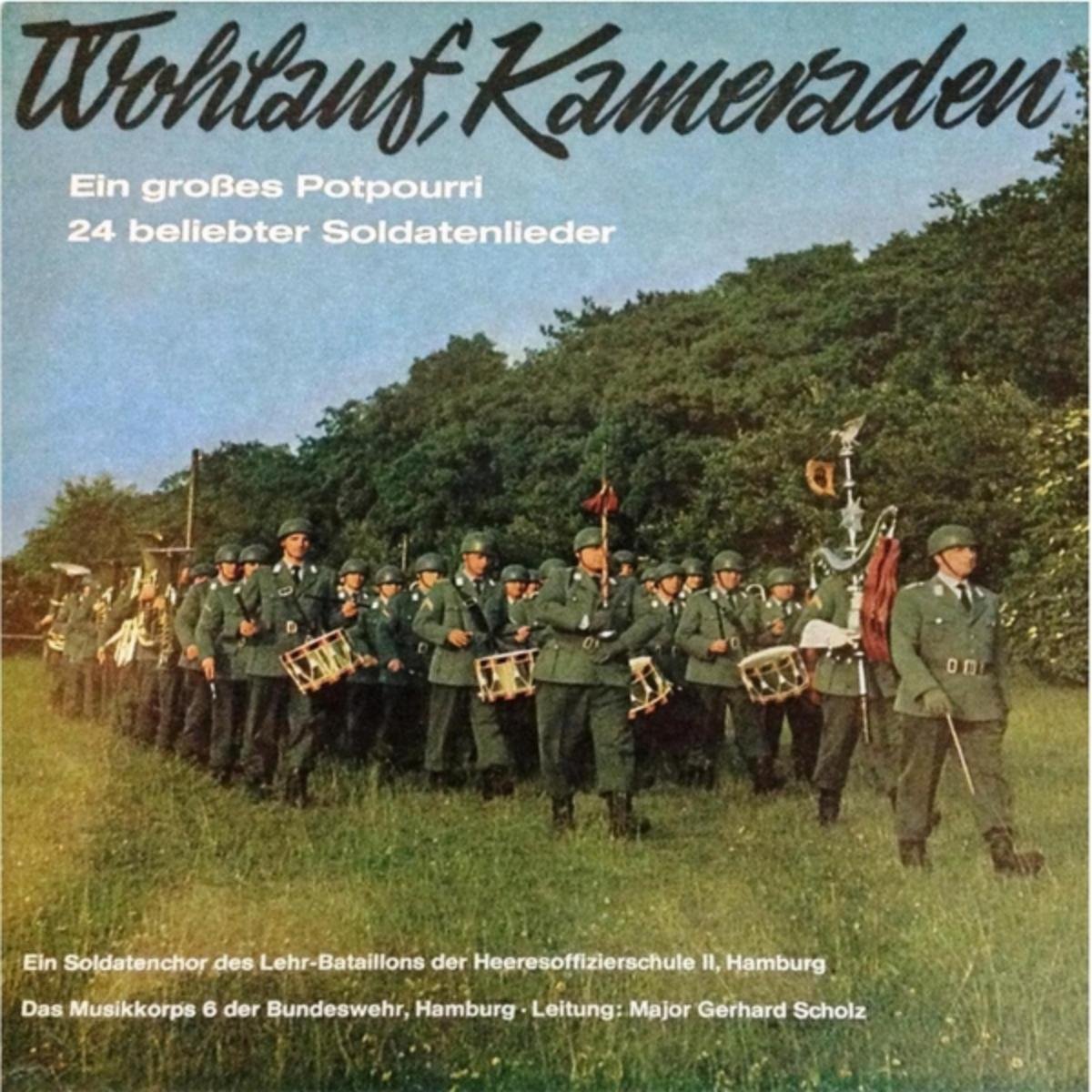 Ein Soldatenchor des Lehr-Bataillons der Heeresoffizierschule II: Das Musikkorps 6 der Bundeswehr Hamburg (Leitung: Major Gerhard Scholz)