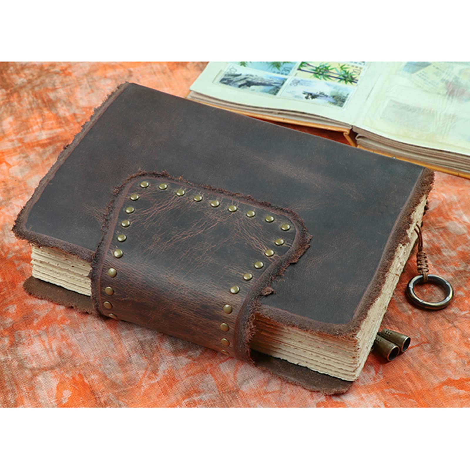 Notatnik skórzany w stylu vintage - 240 arkuszy / 483 strony, wykonany ręcznie z miedzianą klamrą, kieszonkowy klejnot dla mężczyzn i kobiet, idealny prezent A4