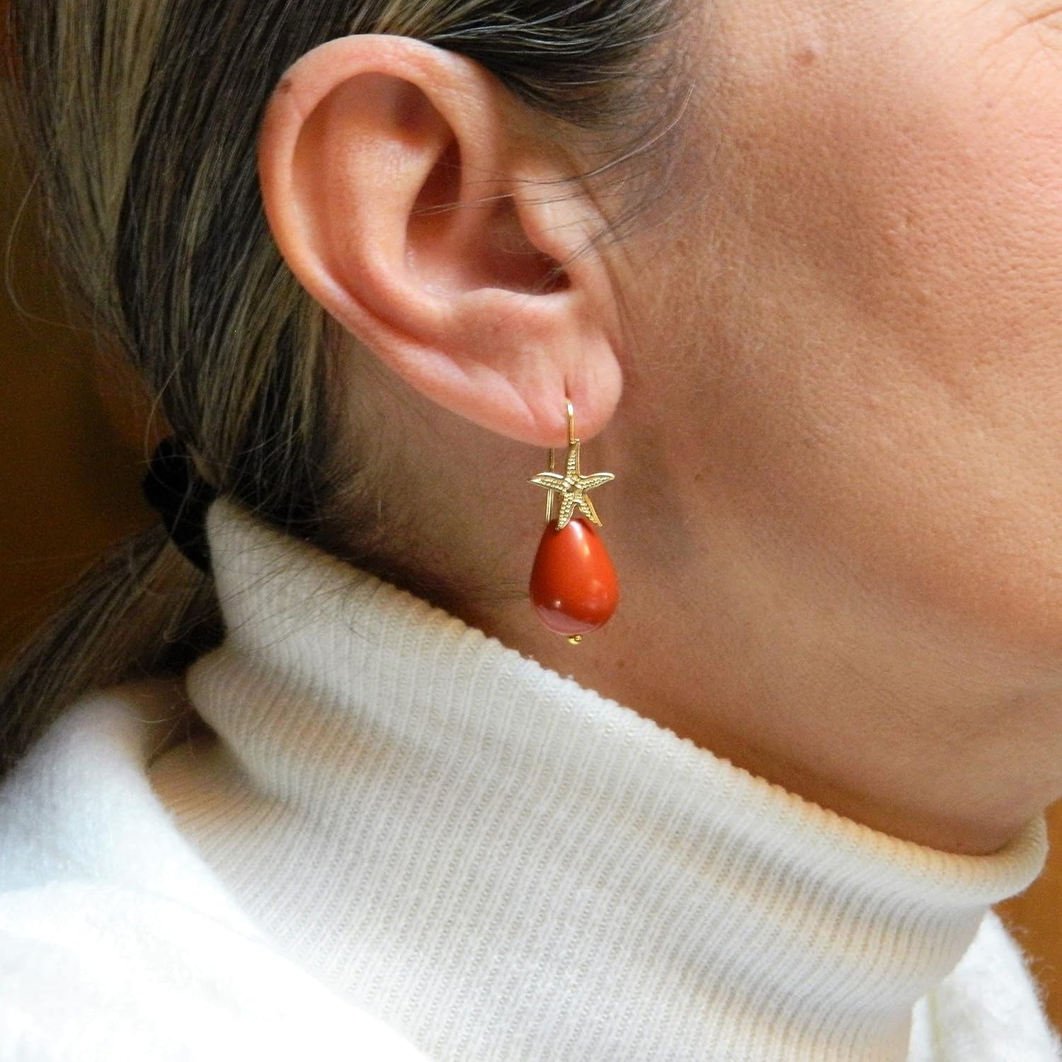 Orecchini pendenti donna con stella marina dorata e goccia corta in pasta di corallo rosso Sardegna 13x18 mm – Argento 925 placcato oro – Handmade Made in Italy – Nickel-Free - DodiGioielli