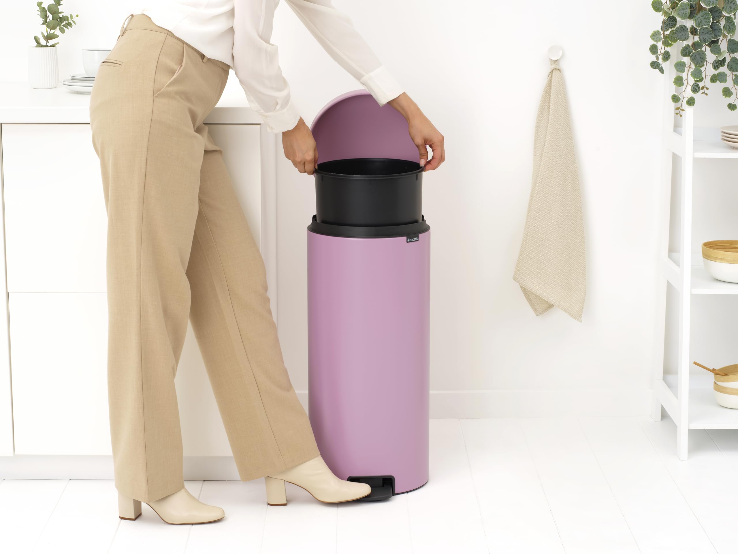 Brabantia NewIcon 30L cubo de basura cocina (Lilac Pink), papelera cocina con cierre suave e interior extraíble, cubo basura pedal grande con base antideslizante y bolsas PerfectFit, 29x38x68 cm