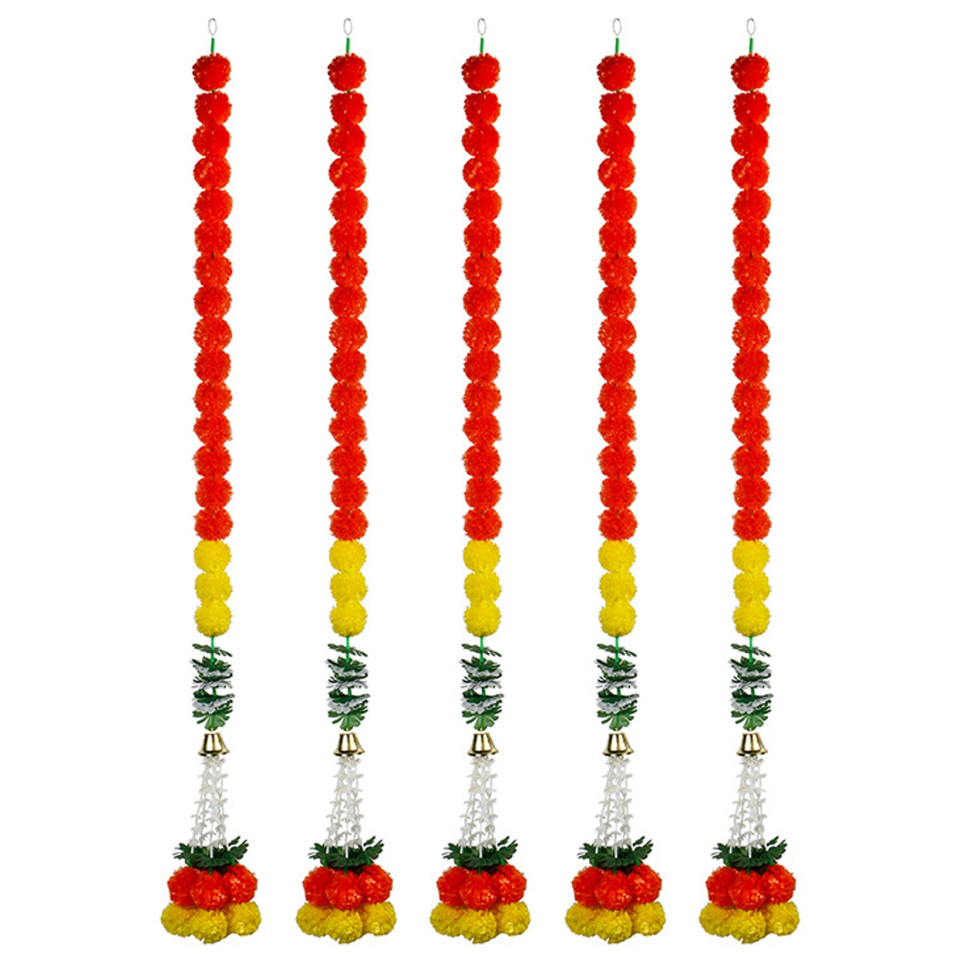 Décorations indiennes de fête avec guirlandes de soucis artificielles et clochettes