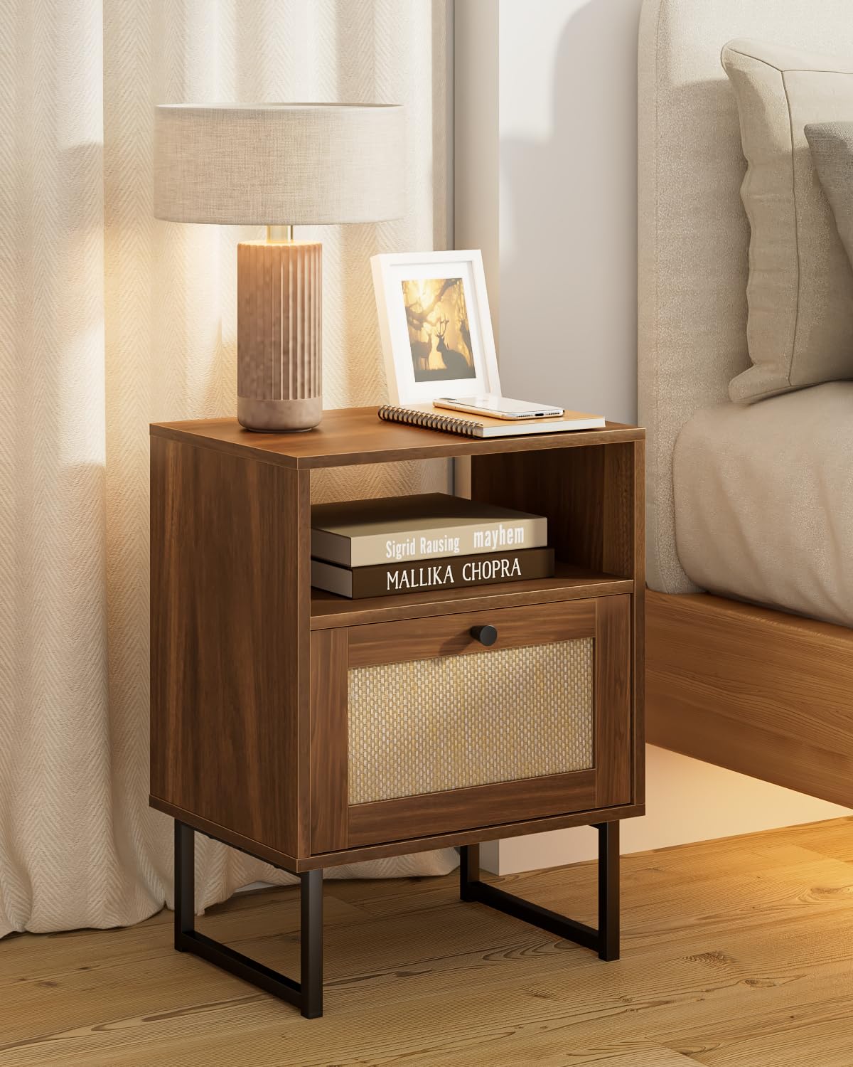 HEYZOEY Rattan Nachttisch,Moderner Boho Bauernhof Holz Nachttisch mit Schublade und offenem Regal,Kleiner Goldrahmen Beistelltisch für Schlafzimmer,Wohnzimmer,Büro(Braun)