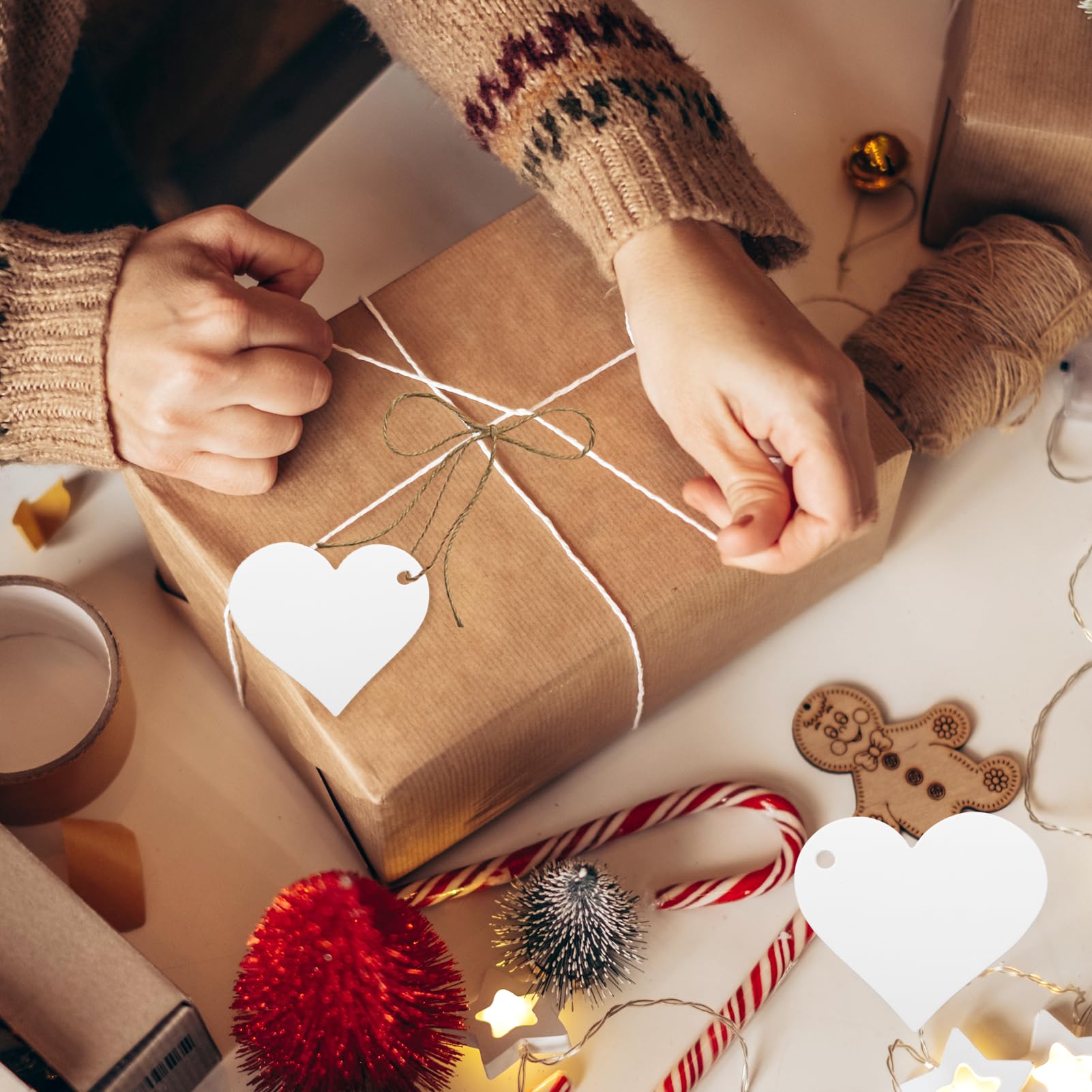 Bigliettini Bomboniere,50pcs Etichetta in Carta Kraft a Forma di Cuore e Spago da 10 M per l'Uso Come Souvenir di Nozze, Confezionamento di Regali, Realizzazione di Oggetti Artigianali ecc. (B:Bianco)