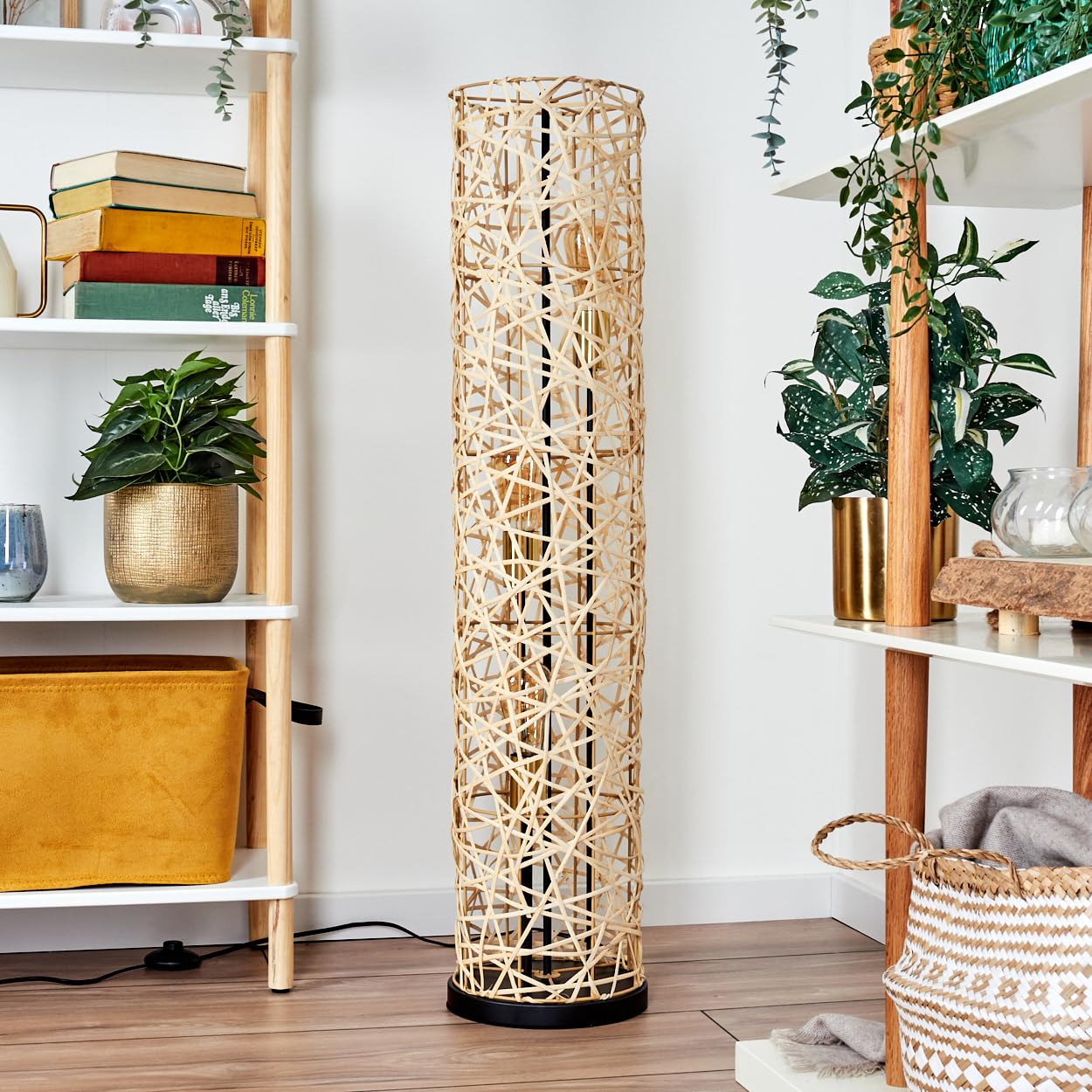 HOFSTEIN Stehleuchte Nordby, Stehlampe aus Metall/Bambus in Schwarz/Gold/Natur, Leuchte im Skandinavischen/Boho-Design mit Fußschhalter u. Lichteffekt, E27, Wohnzimmer, Schlafzimmer, Esszimmer, Büro