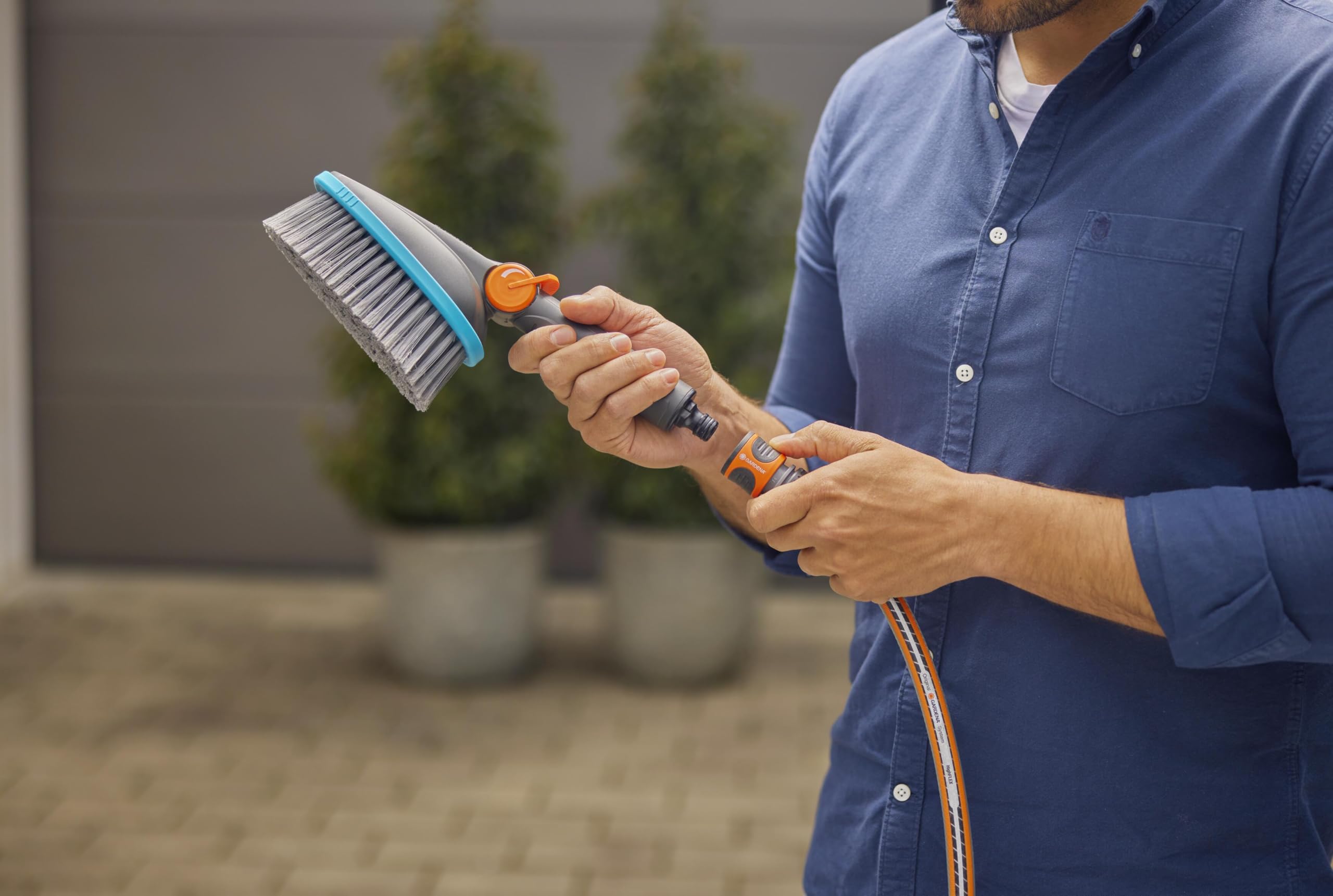 Gardena Cleansystem Cepillo de Mano M Suave: Cepillo de Limpieza con conexión de Manguera, Plano, Superficies pequeñas y delicadas, práctico manejo con una Sola Mano, Ajuste del Agua (18842-20)