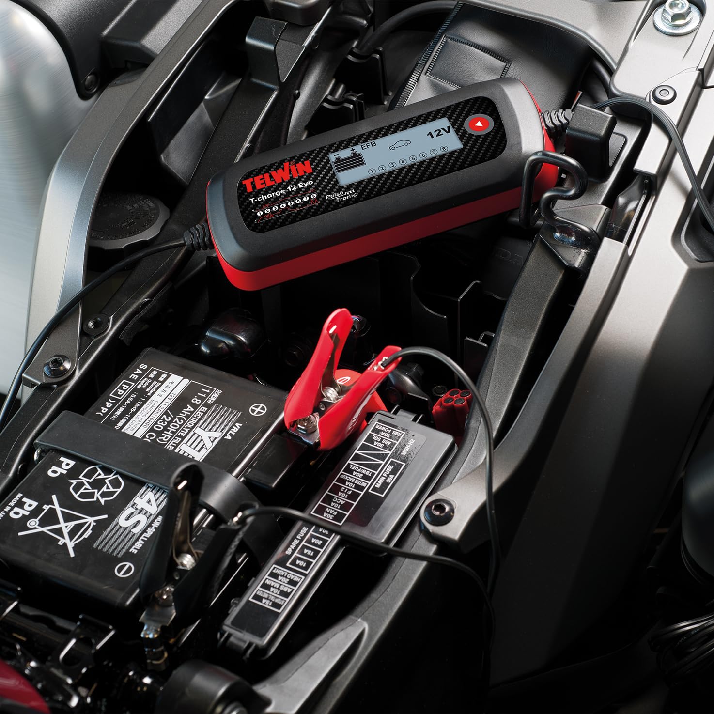 Telwin T-Charge 12 EVO: Caricabatterie, Mantenitore di Carica Elettronico e Tester Multifunzione 6/12V con Schermo LCD, per tutti tipi di batterie di Veicoli, Auto, Moto. IP65. Cavi inclusi.