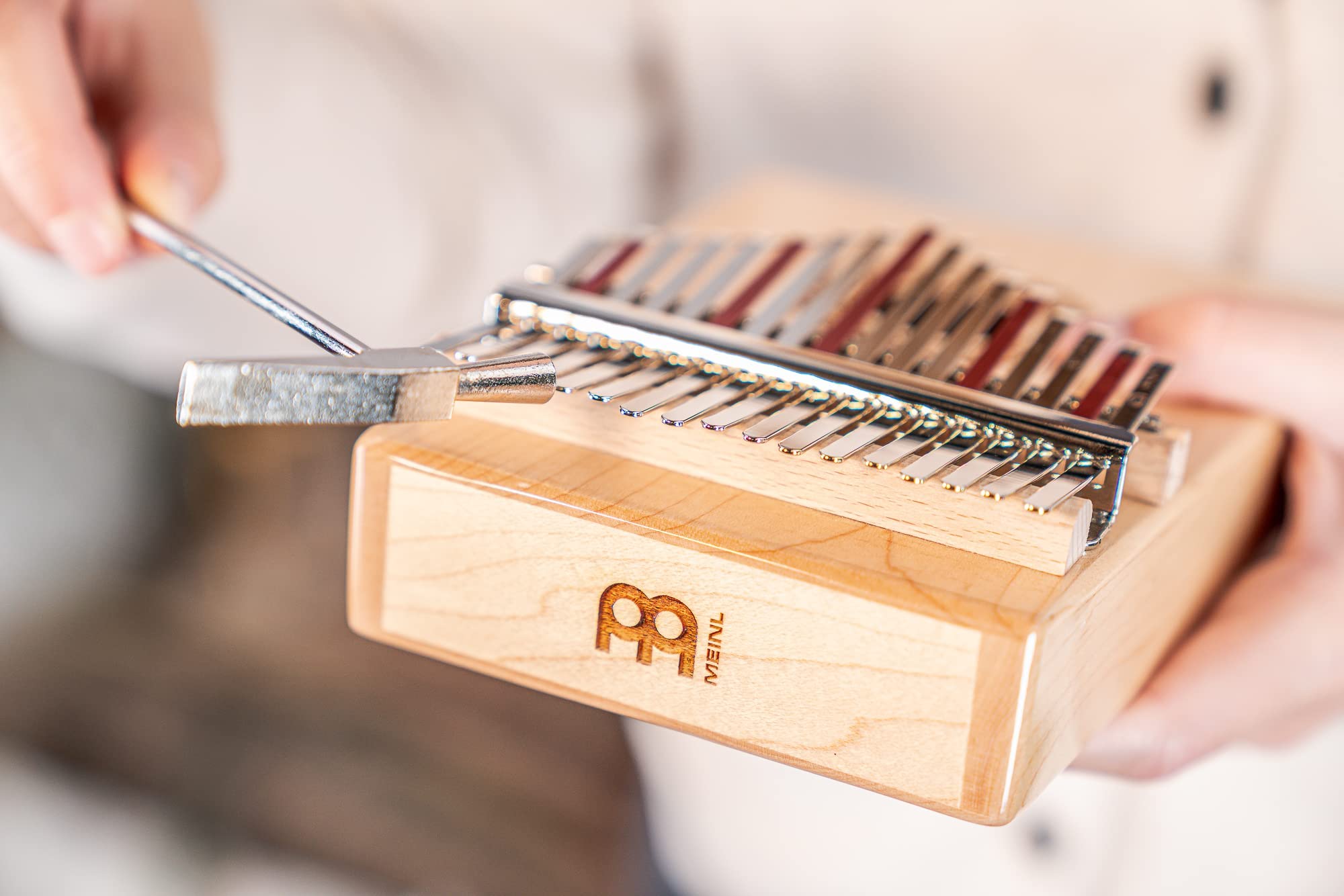 Sonic Energy Kalimba C-Dur 17 Töne Ahornholz Tonabnehmer Inkl. Zubehör