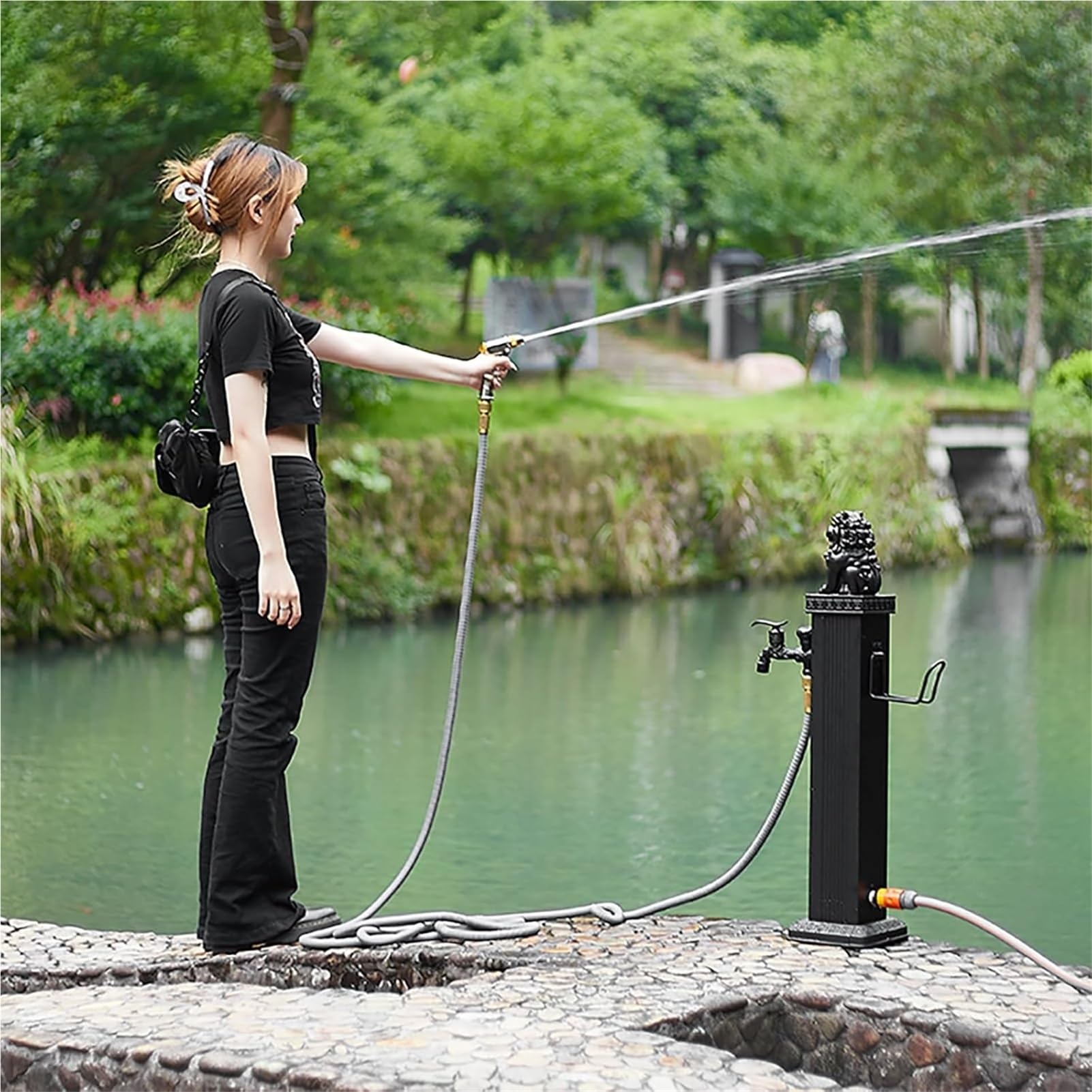 Columna de agua independiente para exteriores con grifo y pistola de pulverización para un fácil riego y cuidado del jardín