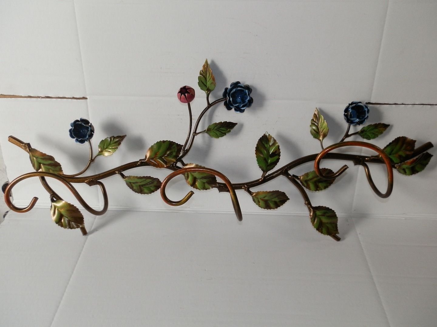 Portemanteau en fer forgé avec roses bleues et 3 crochets muraux