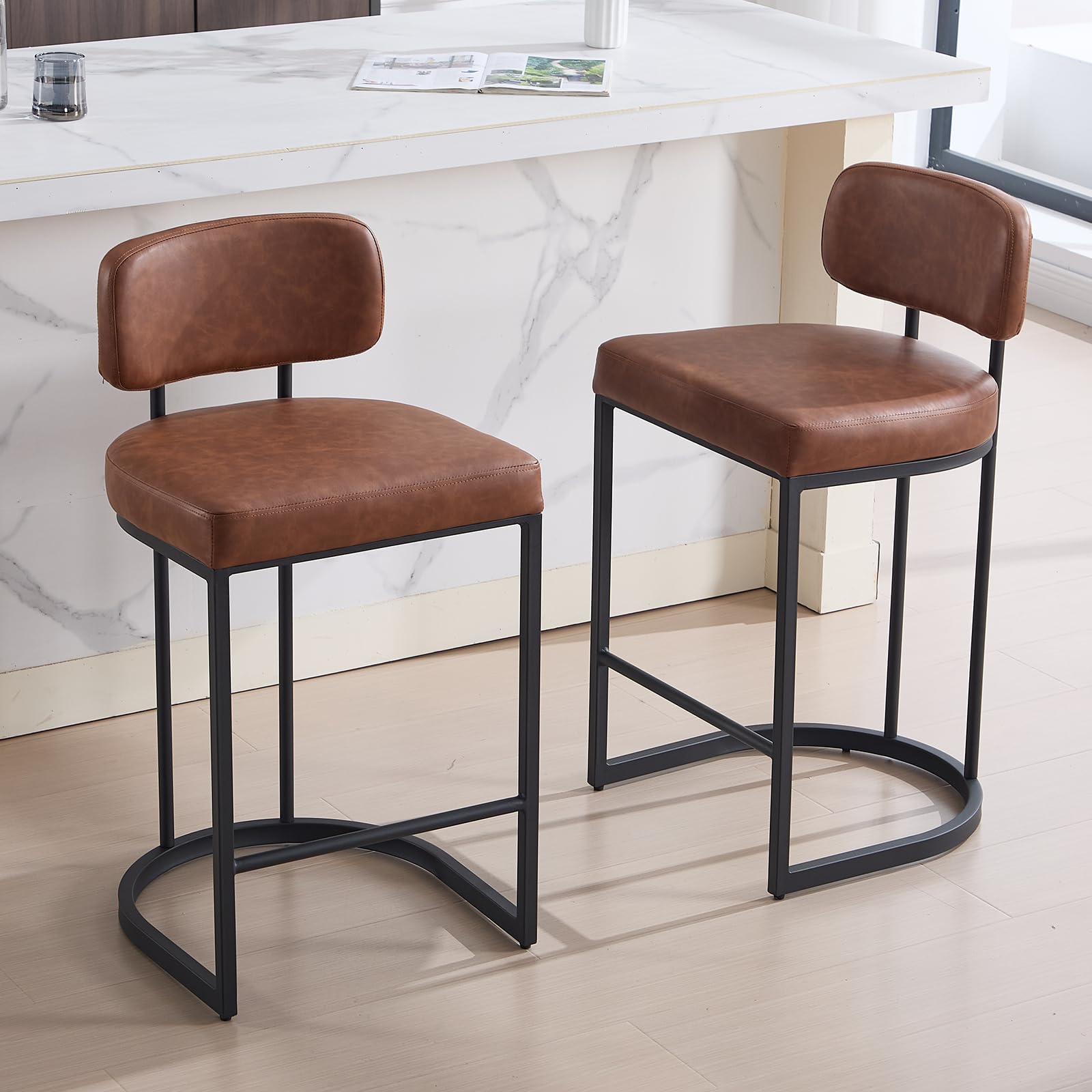 Juego de 2 taburetes de Bar de Piel sintética con Respaldo y reposapiés, Taburete de Cocina con Patas de Metal para Bar, mostrador, Cocina y hogar (2, marrón)