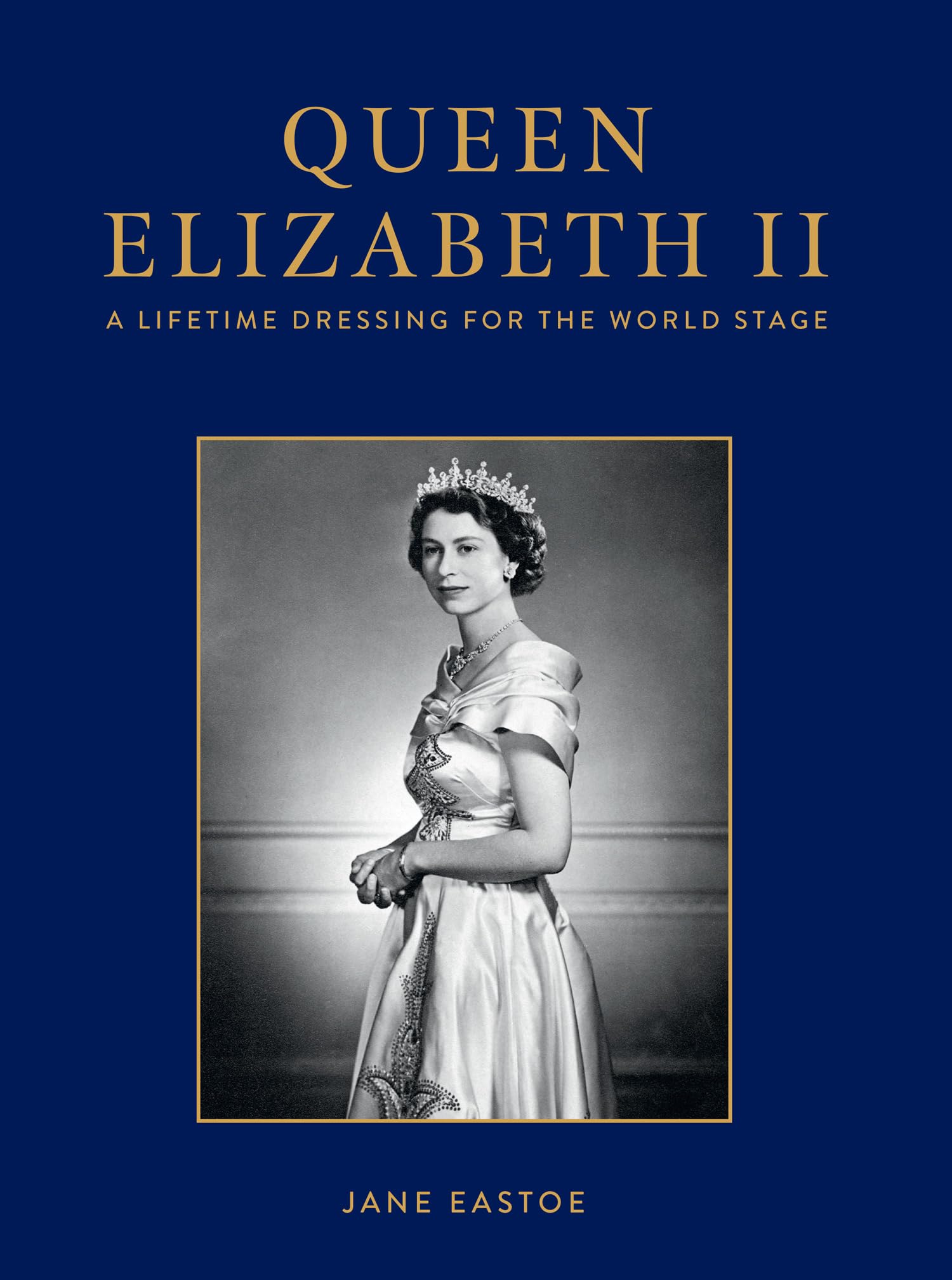 Queen Elizabeth II royal wardrobe livre histoire mode britannique reine d'Angleterre