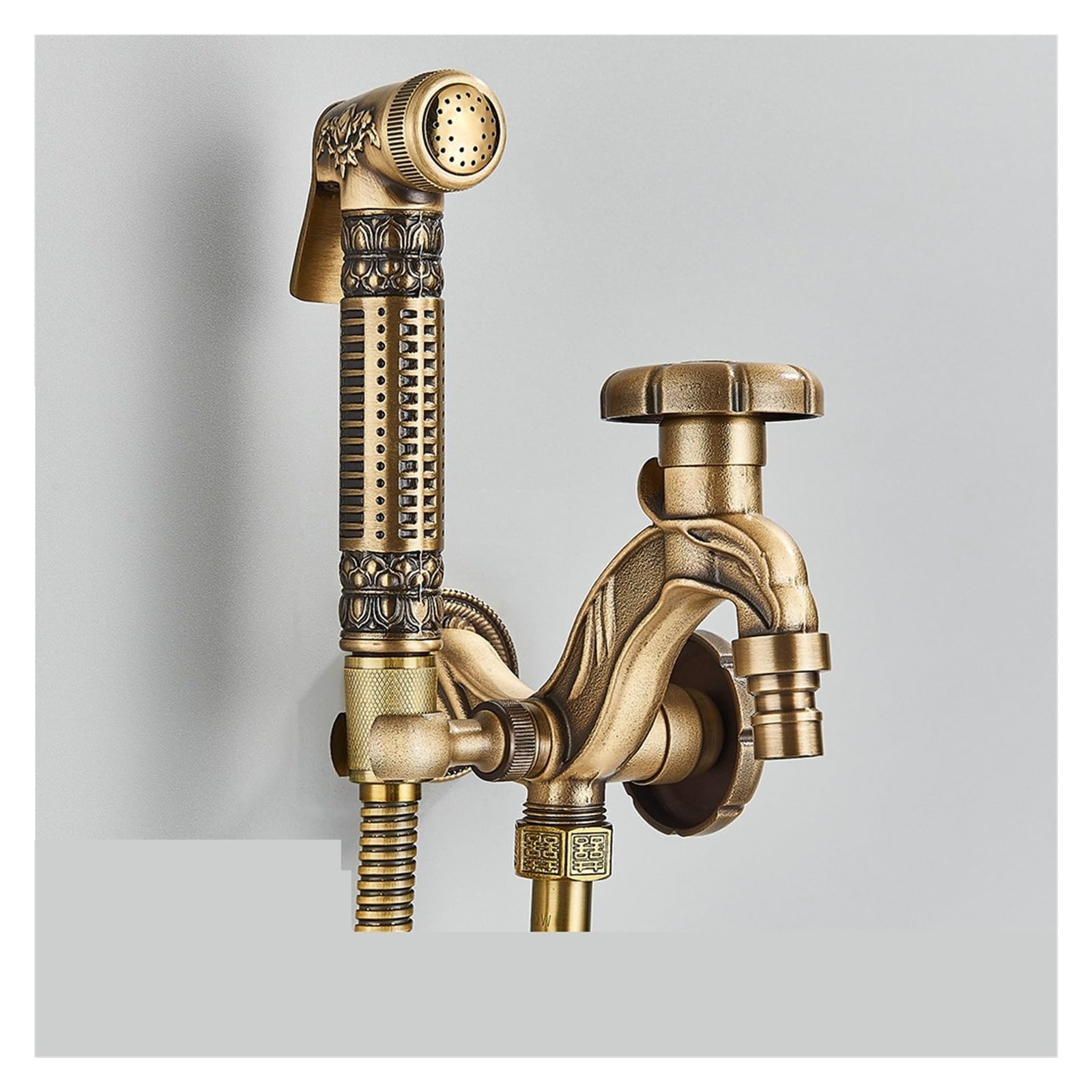Robinet dragon sculpté en laiton pour sublimer un mur extérieur terne
