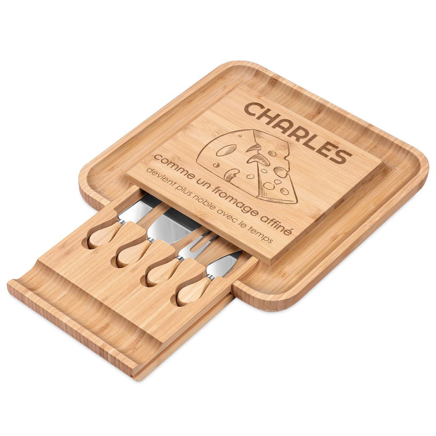 MAVERTON Planche à Fromage avec Gravure pour Lui - Set de 4 Accessoires à Fromage - Plateau en Bois - 34x34cm - Cadeau d’Anniversaire - pour Homme - Fromage