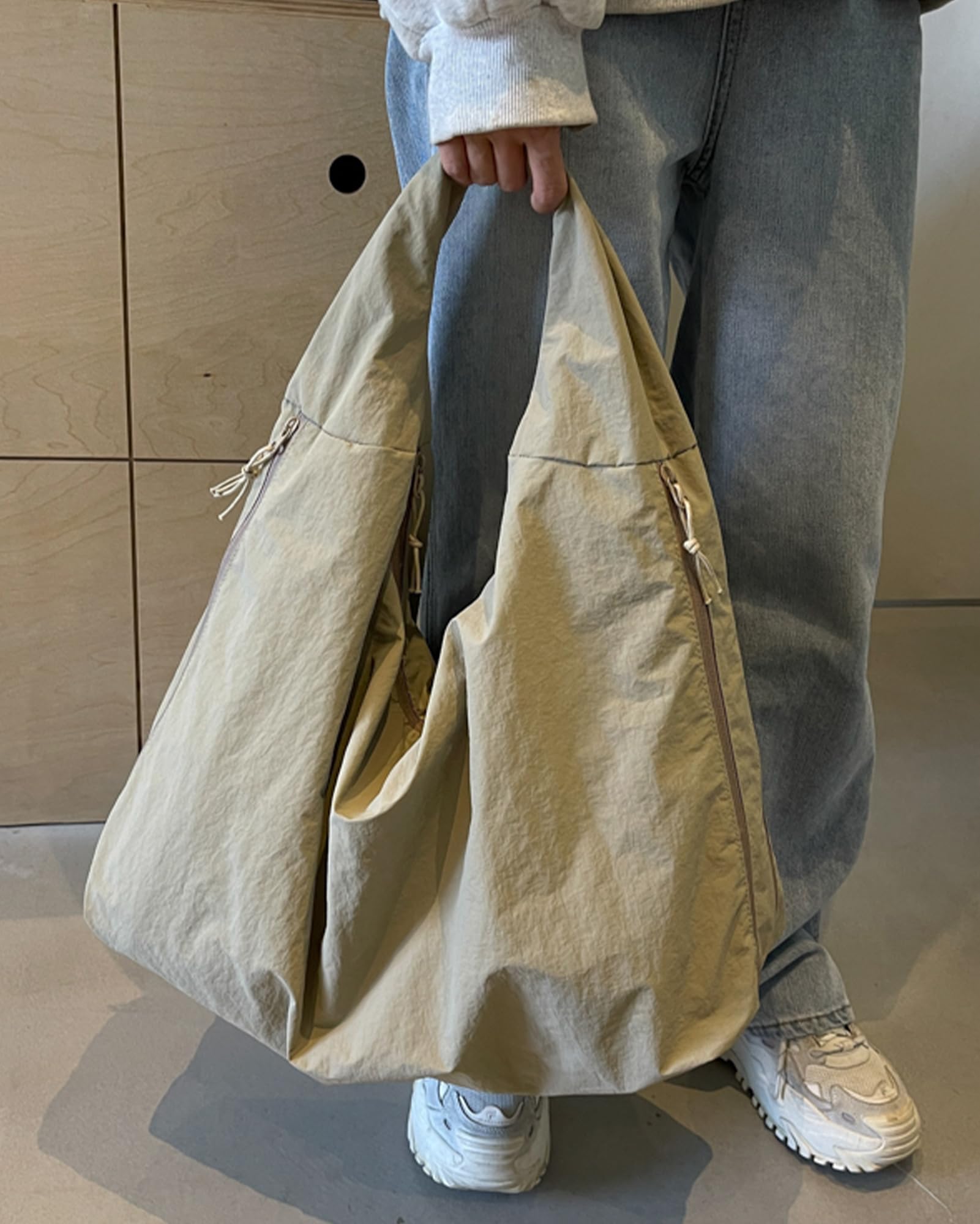 Micmores Sac Fourre-Tout Femme en Nylon Souple - Grand Sac à Bandoulière Drapé - Sac à Main Sous l'Aisselle Style Tote Bag Unisexe Élégant