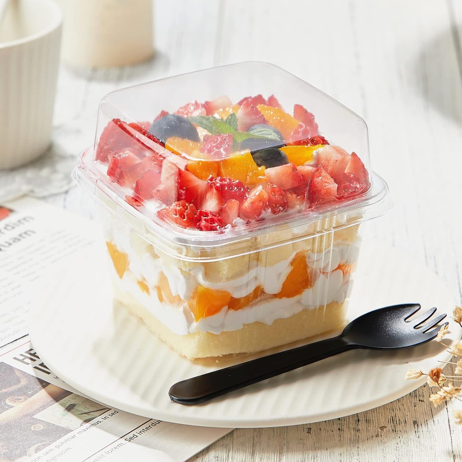 LATERN 50 Pezzi Tazze da Dessert in Plastica con Coperchi, 240ml /8oz Coppe da Dessert Quadrate Scatole di Antipasto Semifreddo Trasparente Ciotola da Portata Riutilizzabile con Forchette per Festa