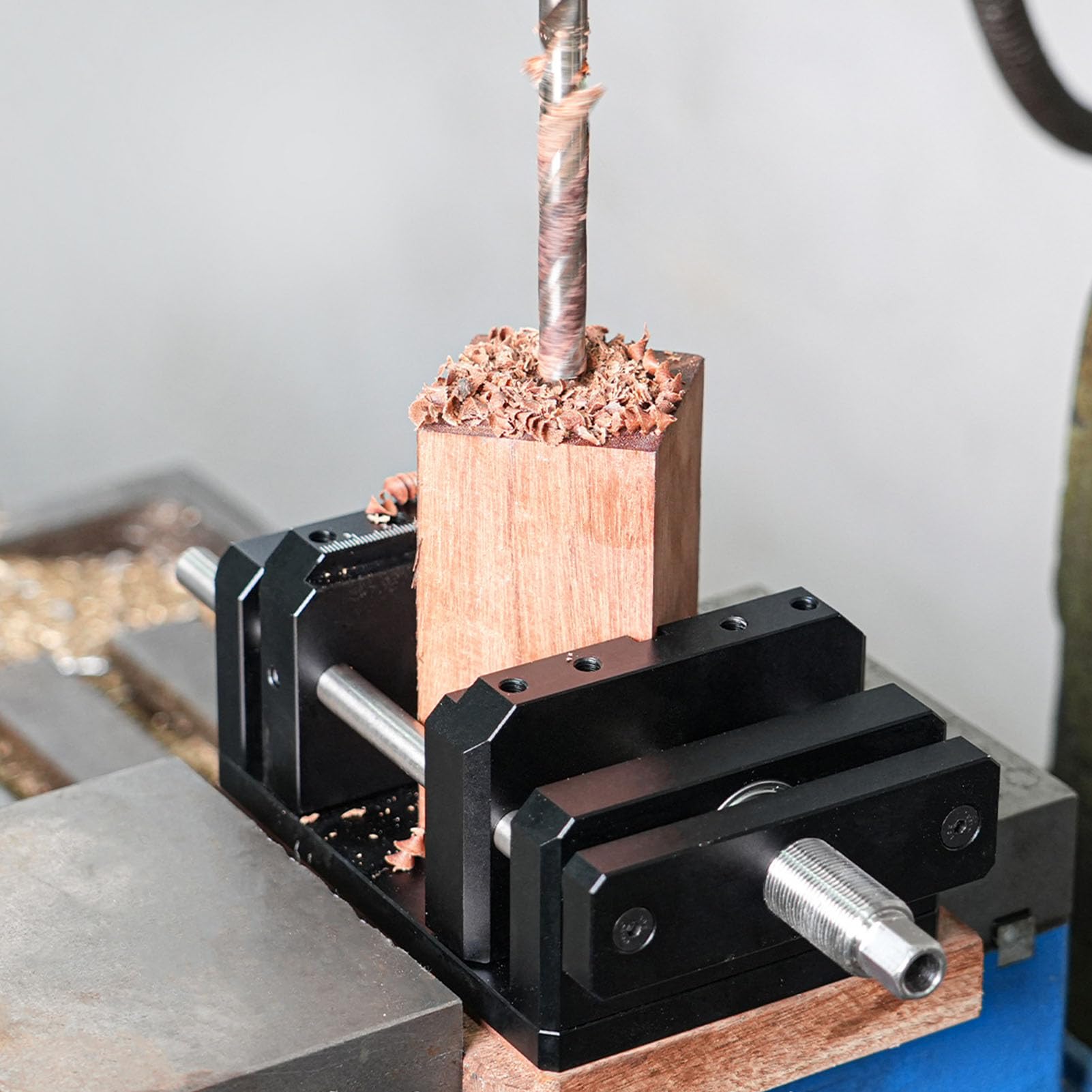 Tornillo de banco para carpintería con centrado automático |Herramienta de banco de aleación de aluminio con punzón central |Alineación precisa para madera, metal y varillas