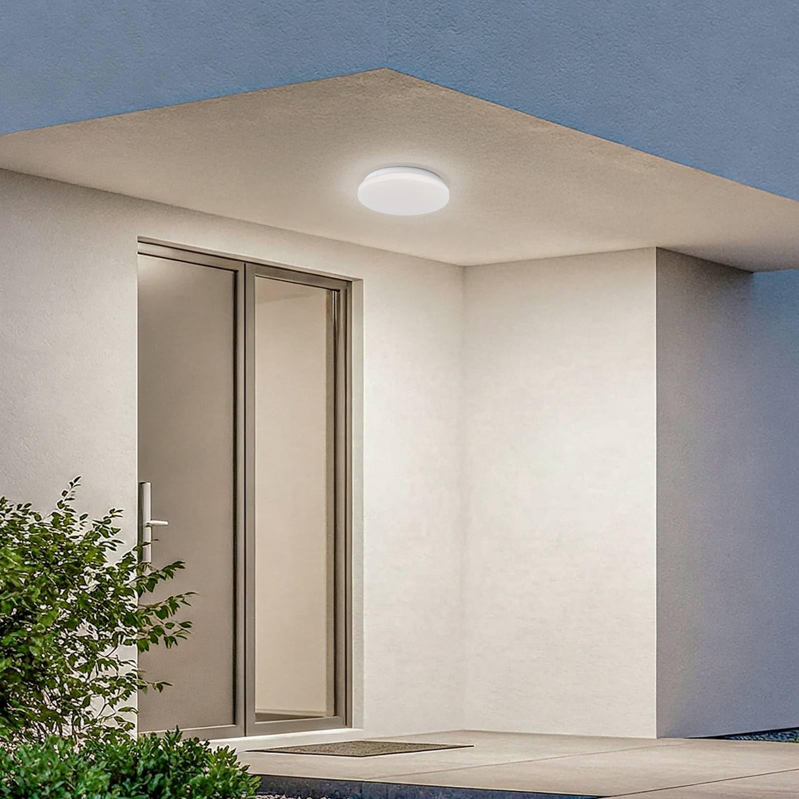 Lindby LED Deckenleuchten Kirkola mit Bewegungsmelder (spritzwassergeschützt in Weiß (1 flammig,) - Außenleuchte für Garten Terasse Balkon & Haus Deckenleuchte
