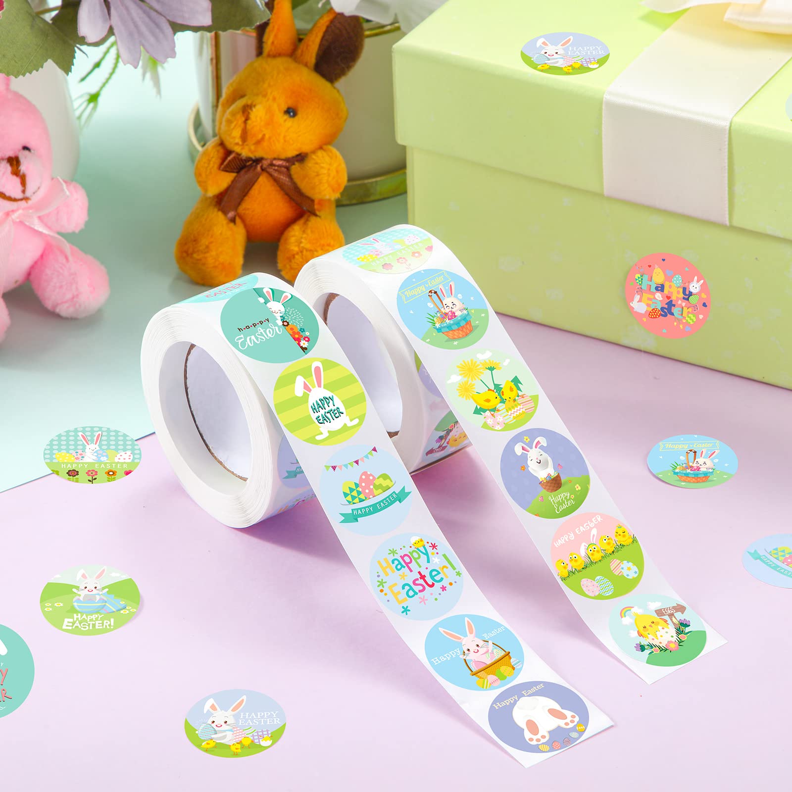 Des Autocollants De Pâques, Des Médailles Avec Du Poulet, Des œufs, Du Lapin, Du Gâteau Et Des