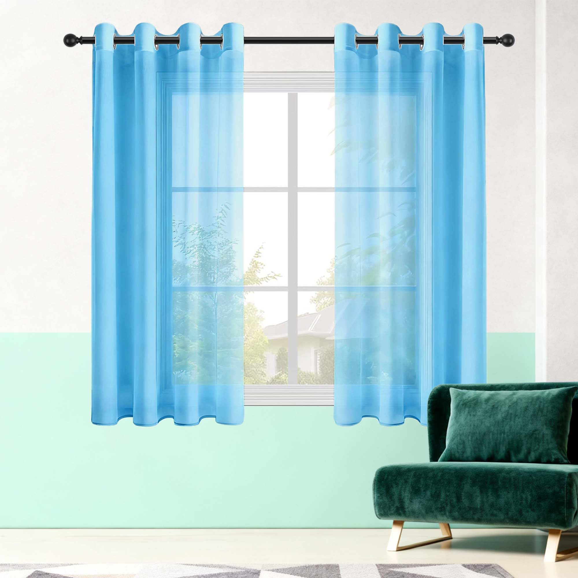 Voilage bleu ciel tamisant pour protéger des regards dans le salon