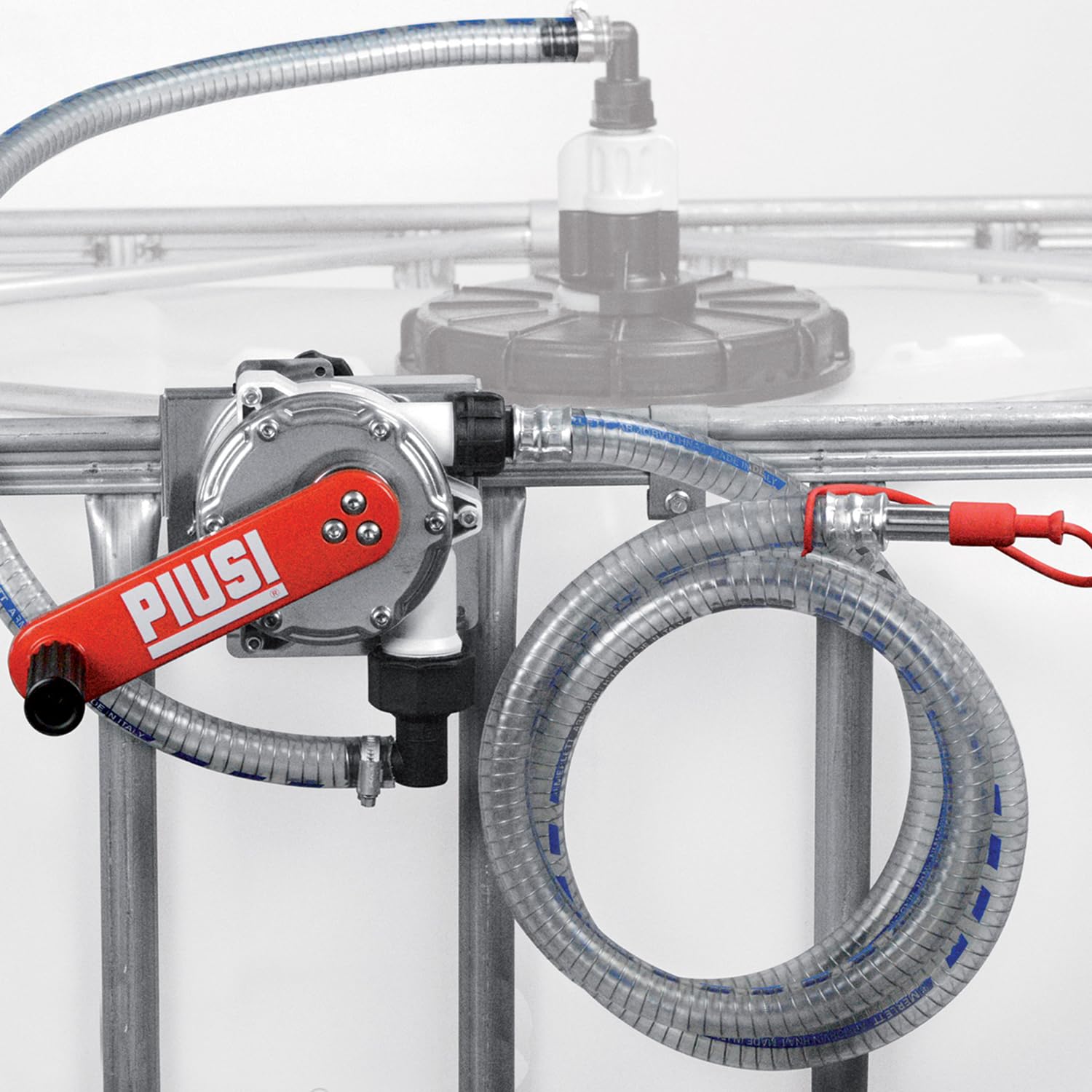 PIUSI Bomba de Mano para Transferencia de AdBlue/Urea/DEF, Agua y Anticongelante con Soporte para Tanque IBC, Capacidad 38 litros por 100 giros | Bomba de Mano Piusi IBC F00332B0A | Producto técnico para repostar y trasvase de solución AdBlue