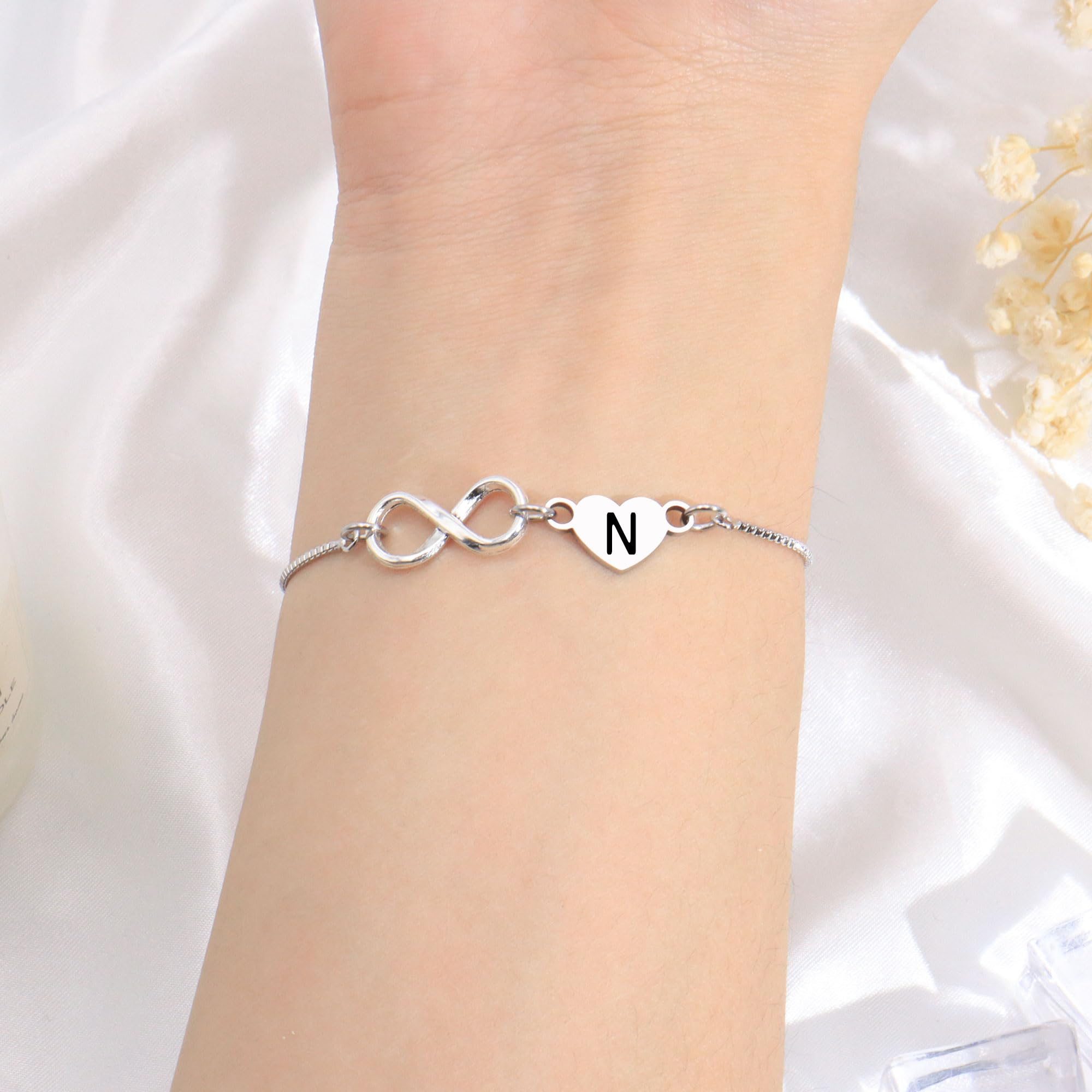 SAMORION Lettere Braccialetti Infinity Gioielli,Acciaio Inossidabile Infinity Braccialetti Pendenti Per le Donne,Mamma Figlia, Amici Sorella Infinito Bracciali Cuore Gioielli Regalo Regolabile